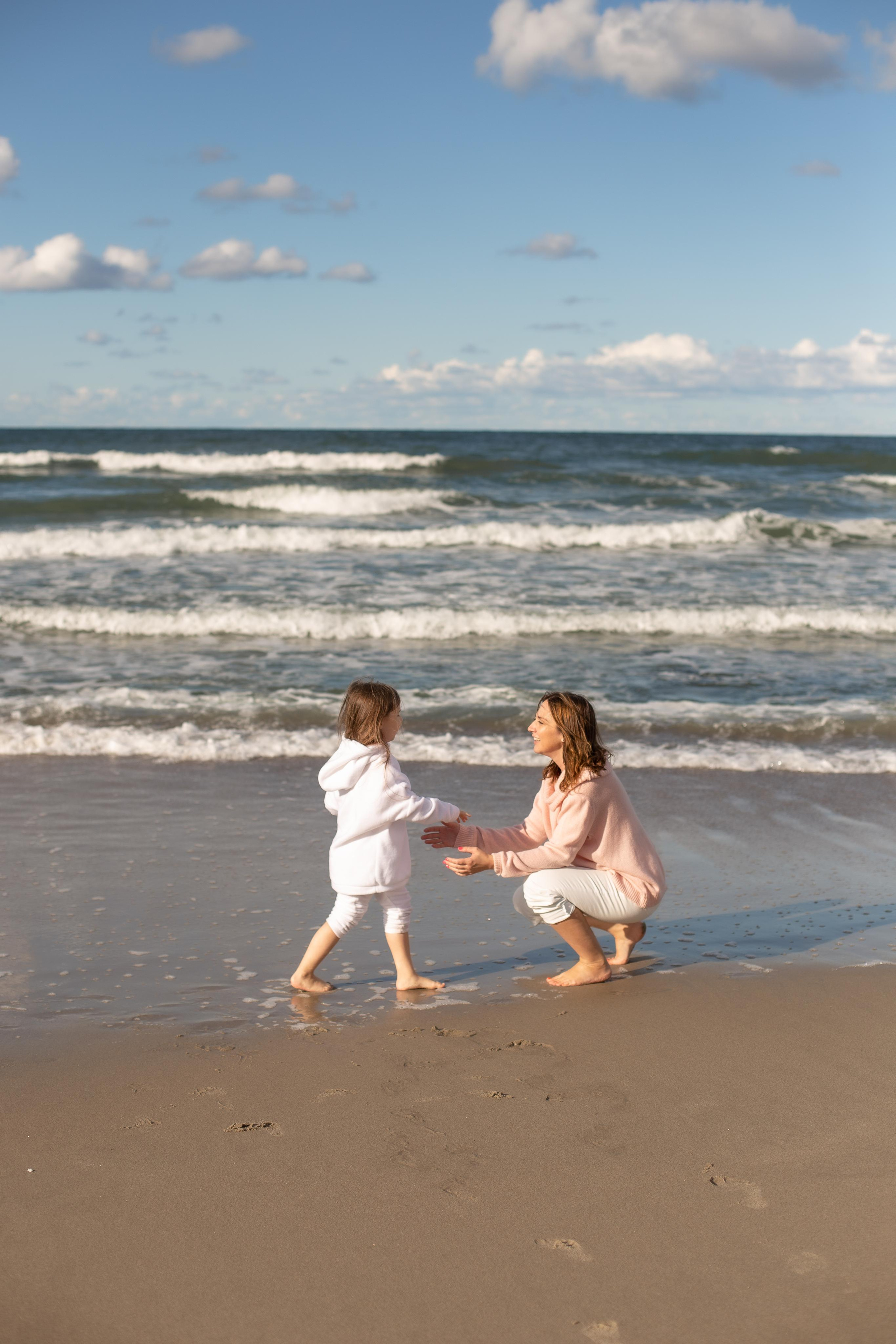 Софа и Элина. Море. Фотограф в Калининграде Решетникова Алина
