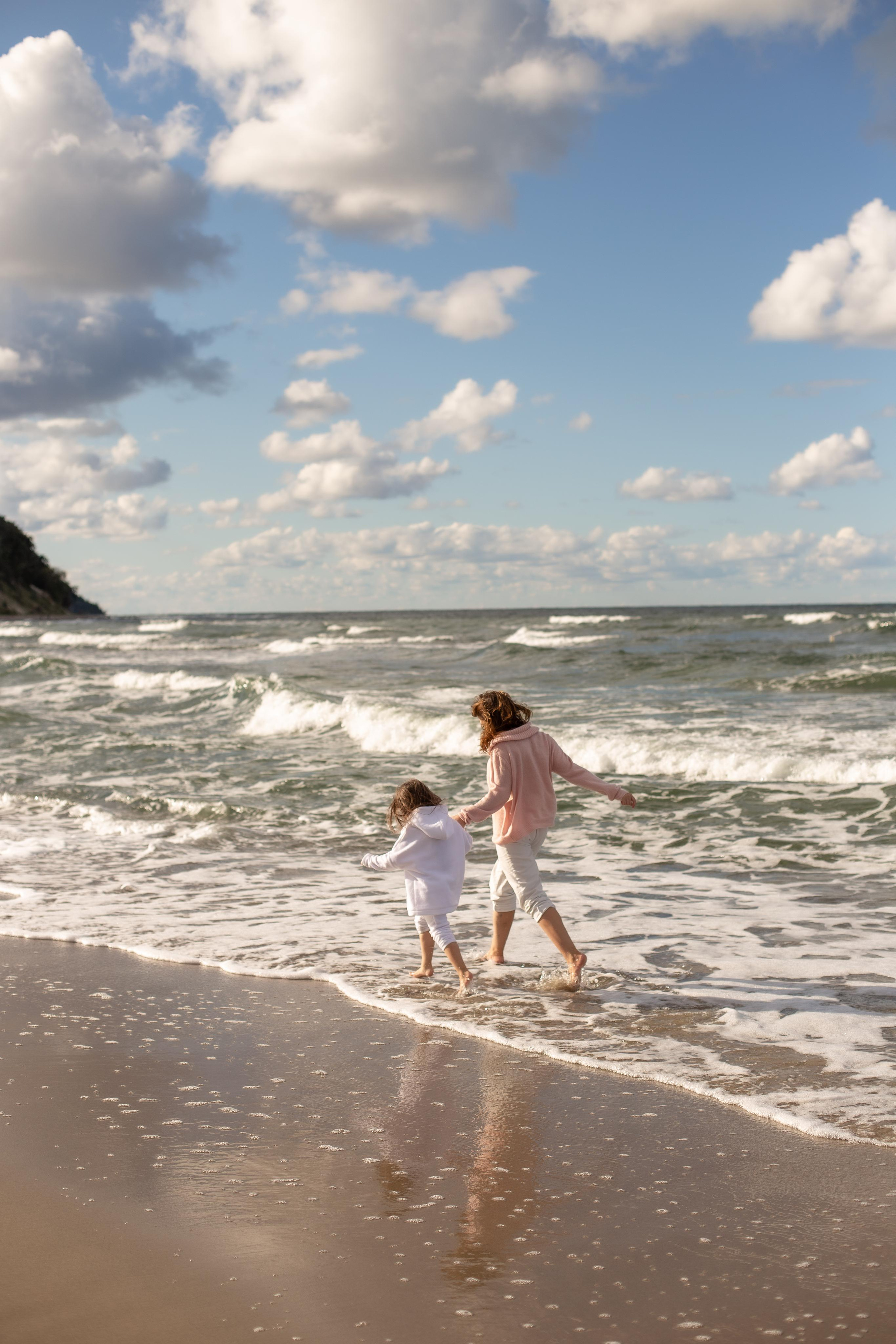 Софа и Элина. Море. Фотограф в Калининграде Решетникова Алина