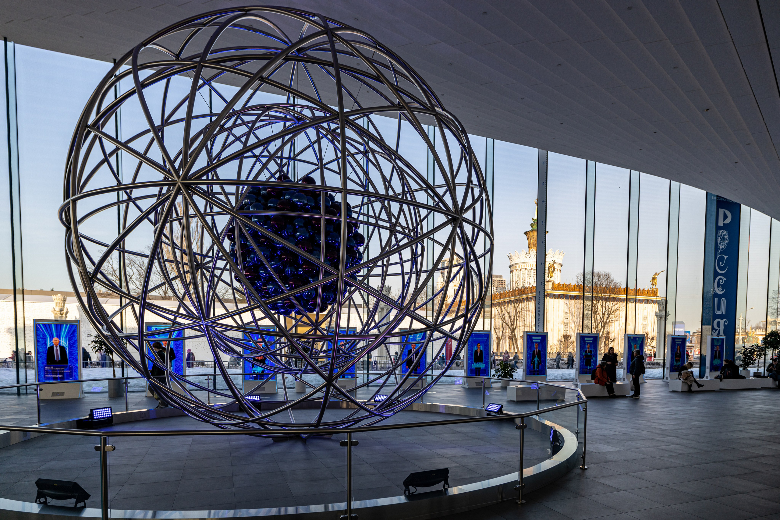 Выставка в павильоне АТОМ. Фотографирую жизнь! Московский фотограф волонтер