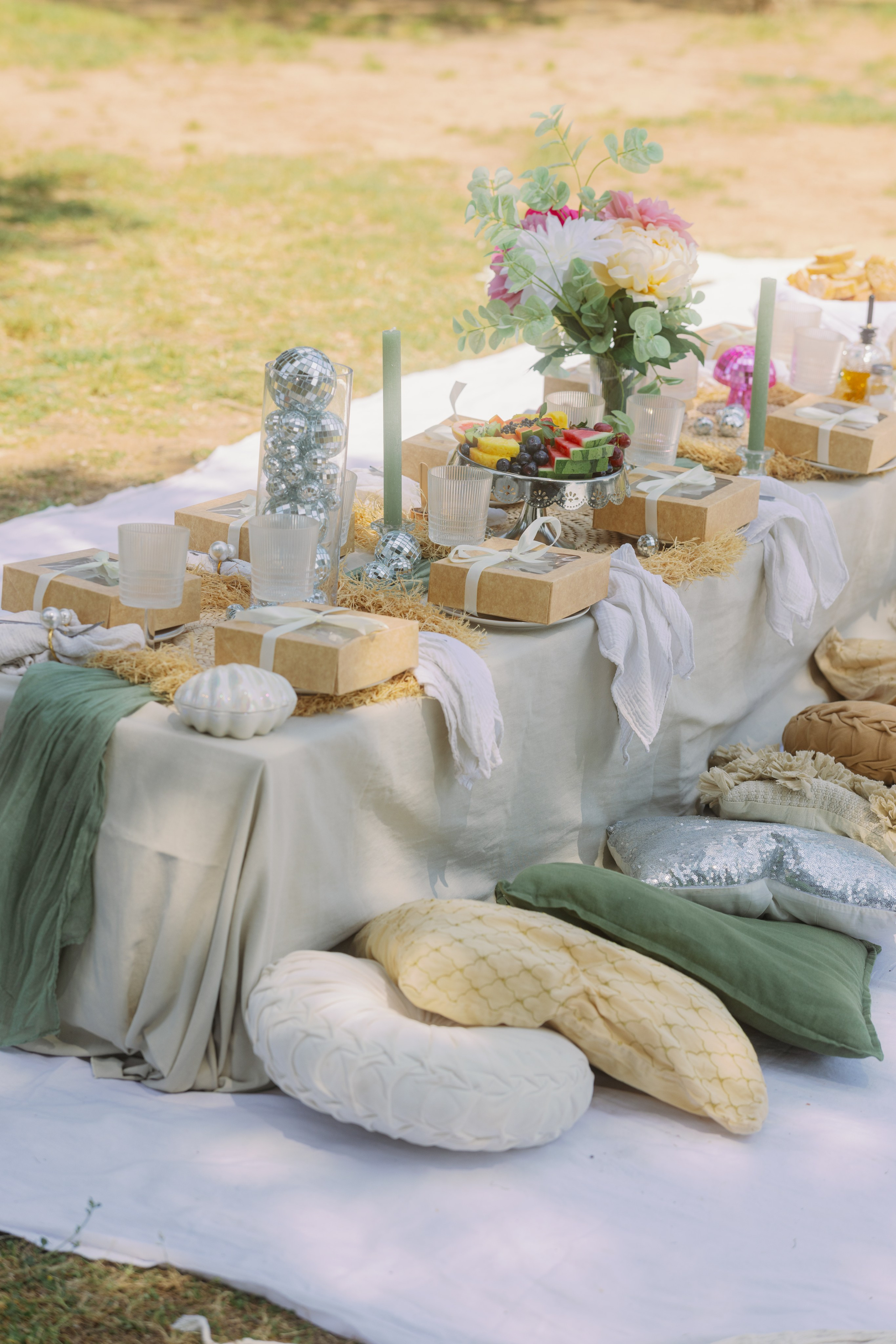 Bachelorette picnic in Barcelona. Europe Wedding Photo  — destination wedding photography across Europe and the Middle East