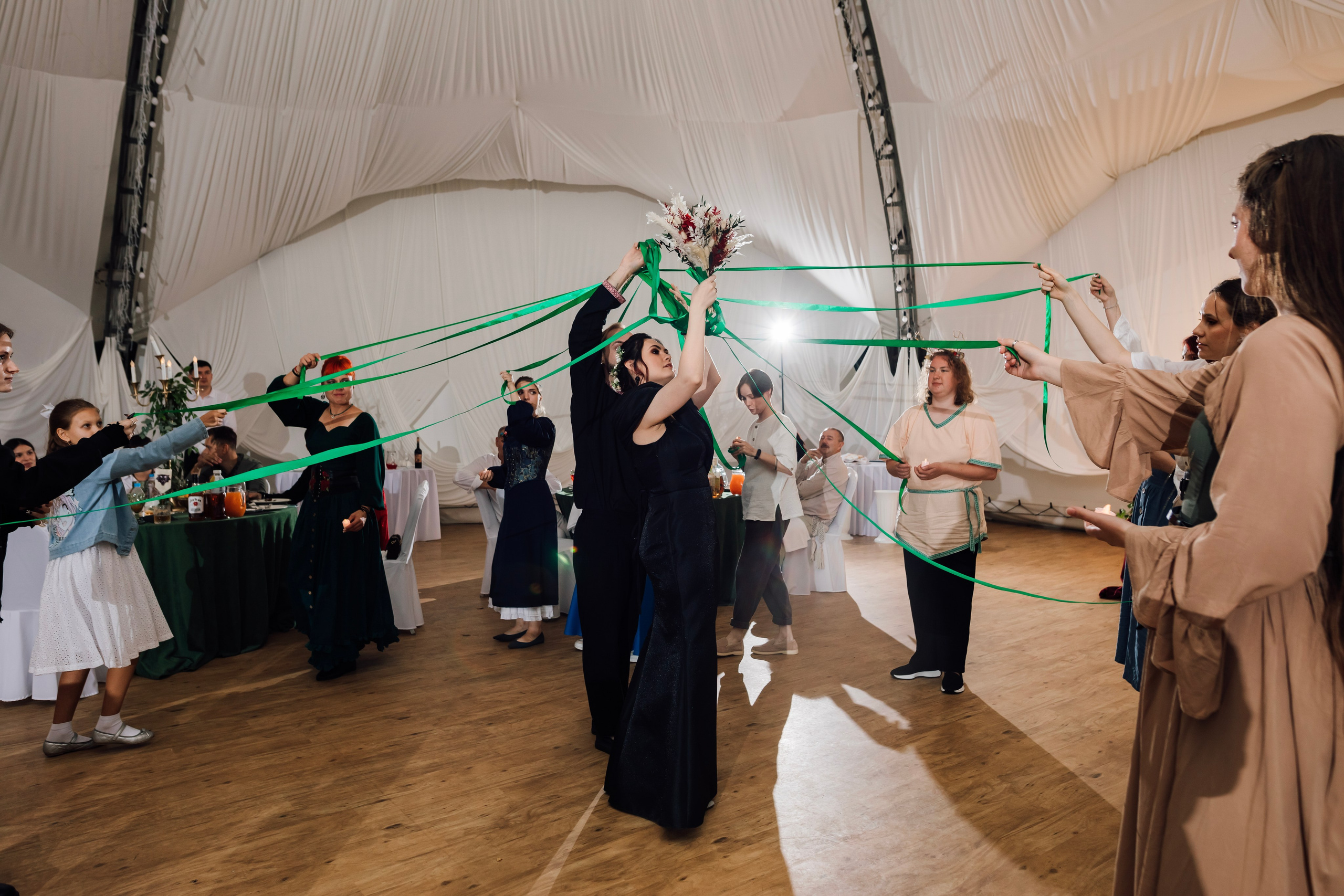 Маргарита и Артем. Свадьба в стиле средневекового пира в шатре. Свадебный и семейный фотограф в Москве Евгения Лисина