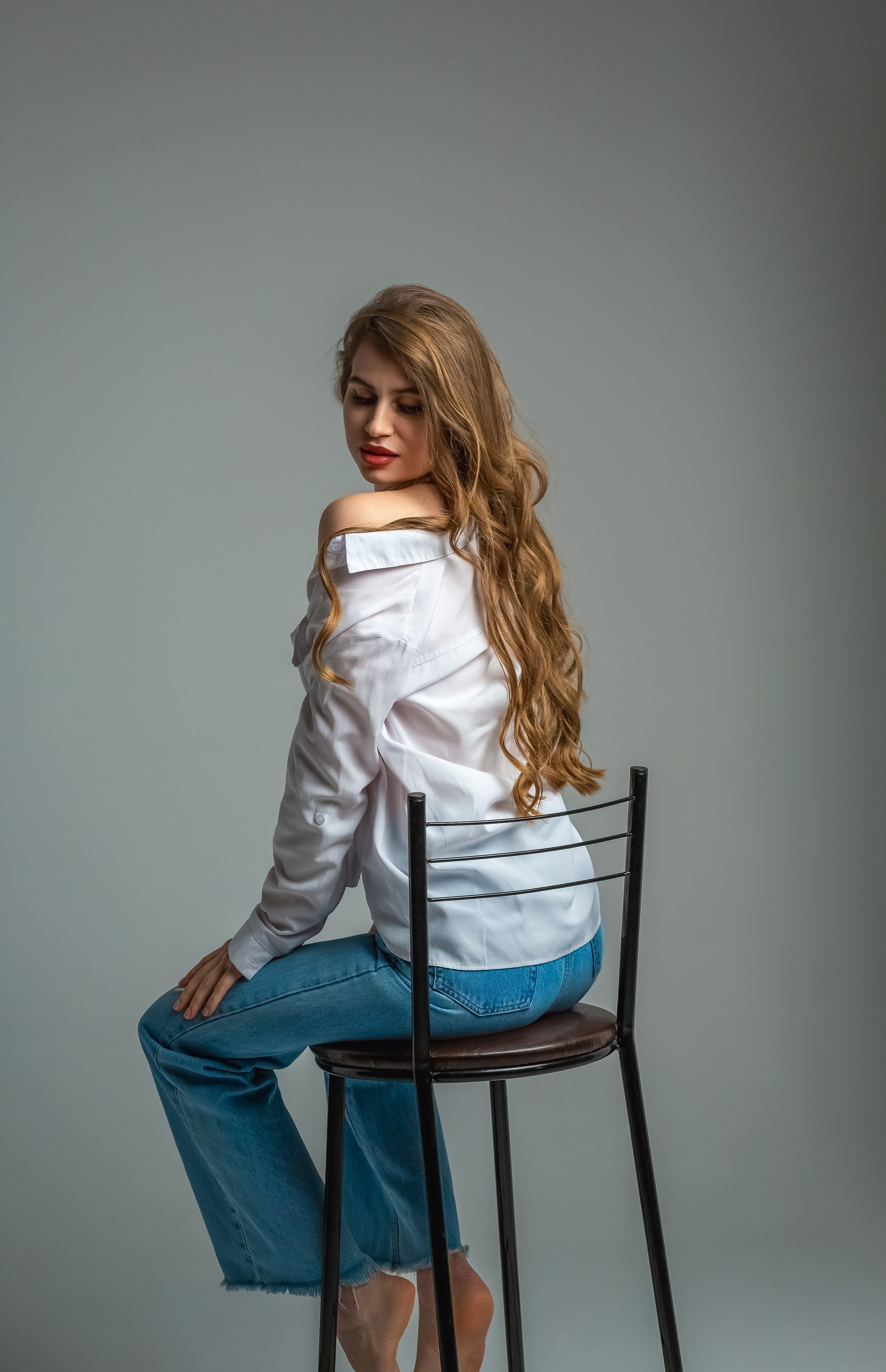 Синие джинсы — белые тюльпаны. Вера Соколова фотограф Воронеж