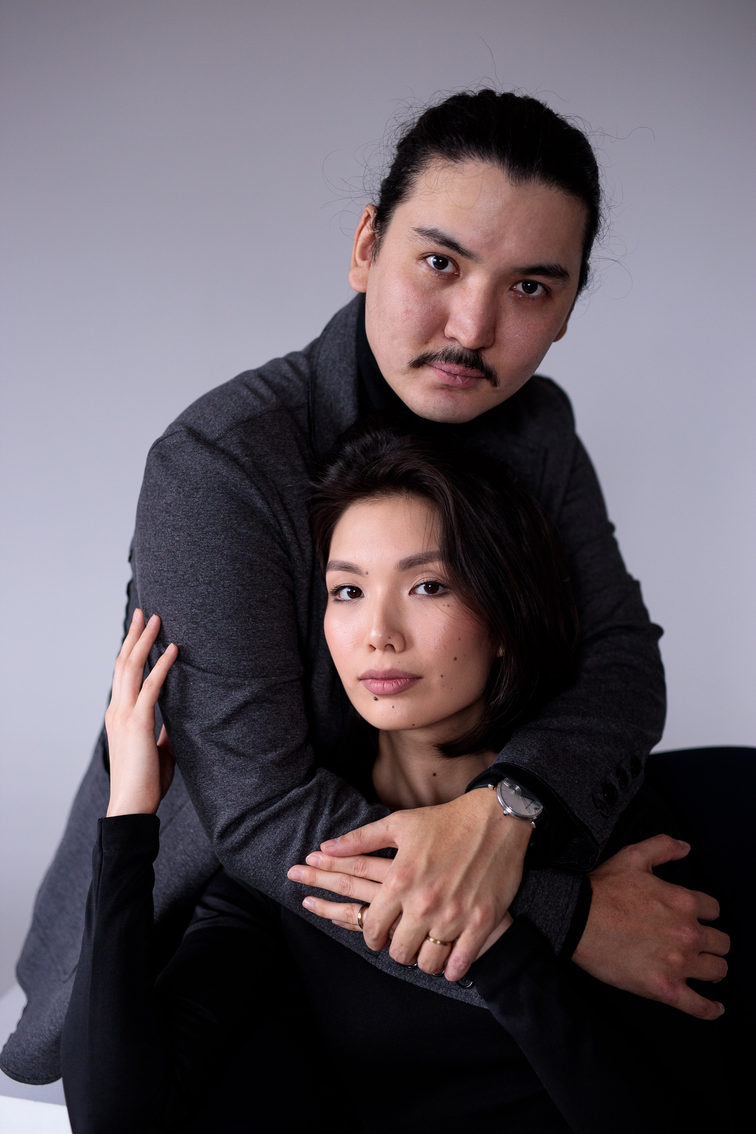 Парная фотосессия на белом фоне. Свадебный и семейный фотограф в Алматы Алексей Балышев