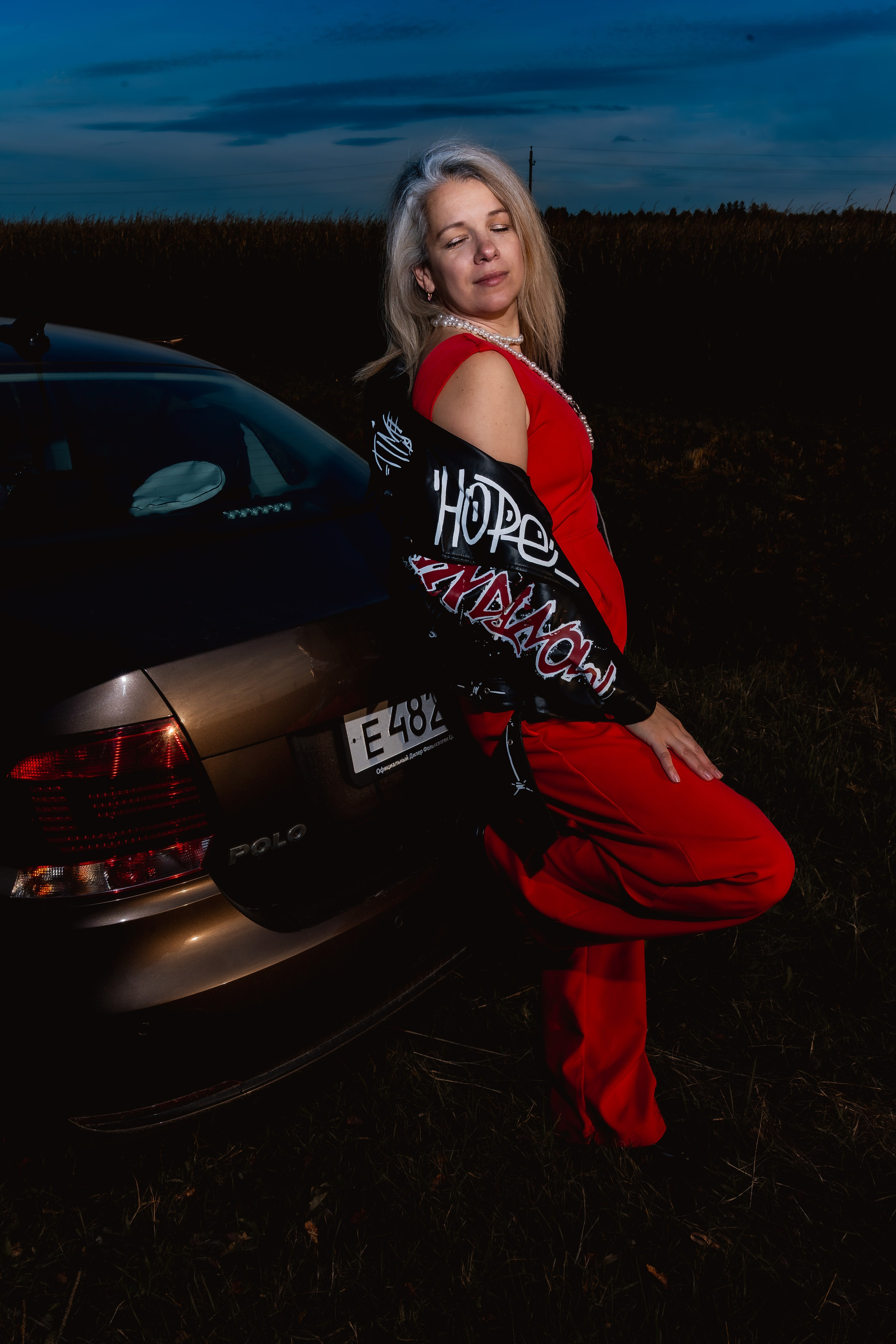 Дерзкая фотосессия девушки в кукурузе у машины