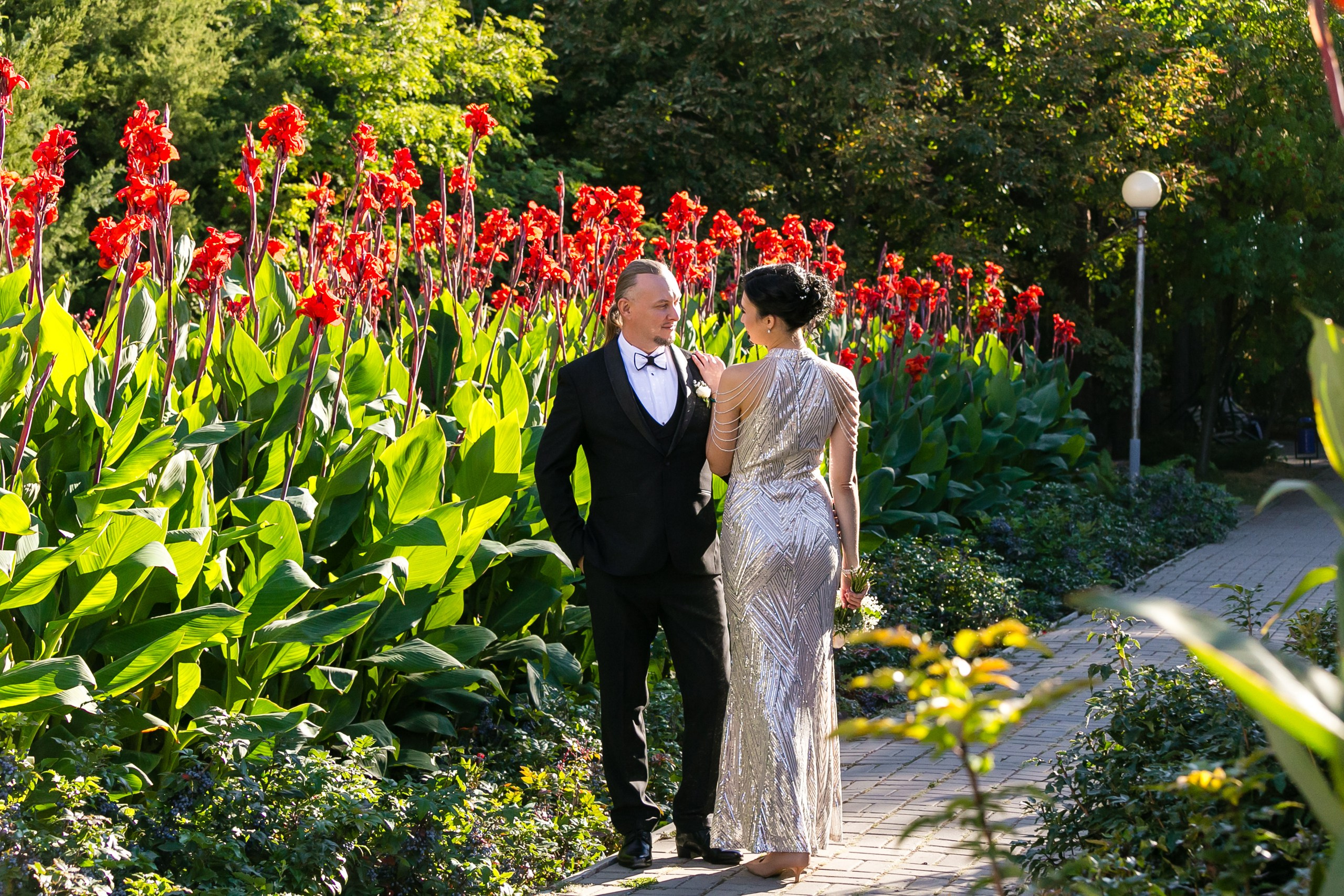 Ксения и Александр: поженились и погуляли в парке санатория Горная поляна. Событийный фотограф Максим Бескоровайновнов