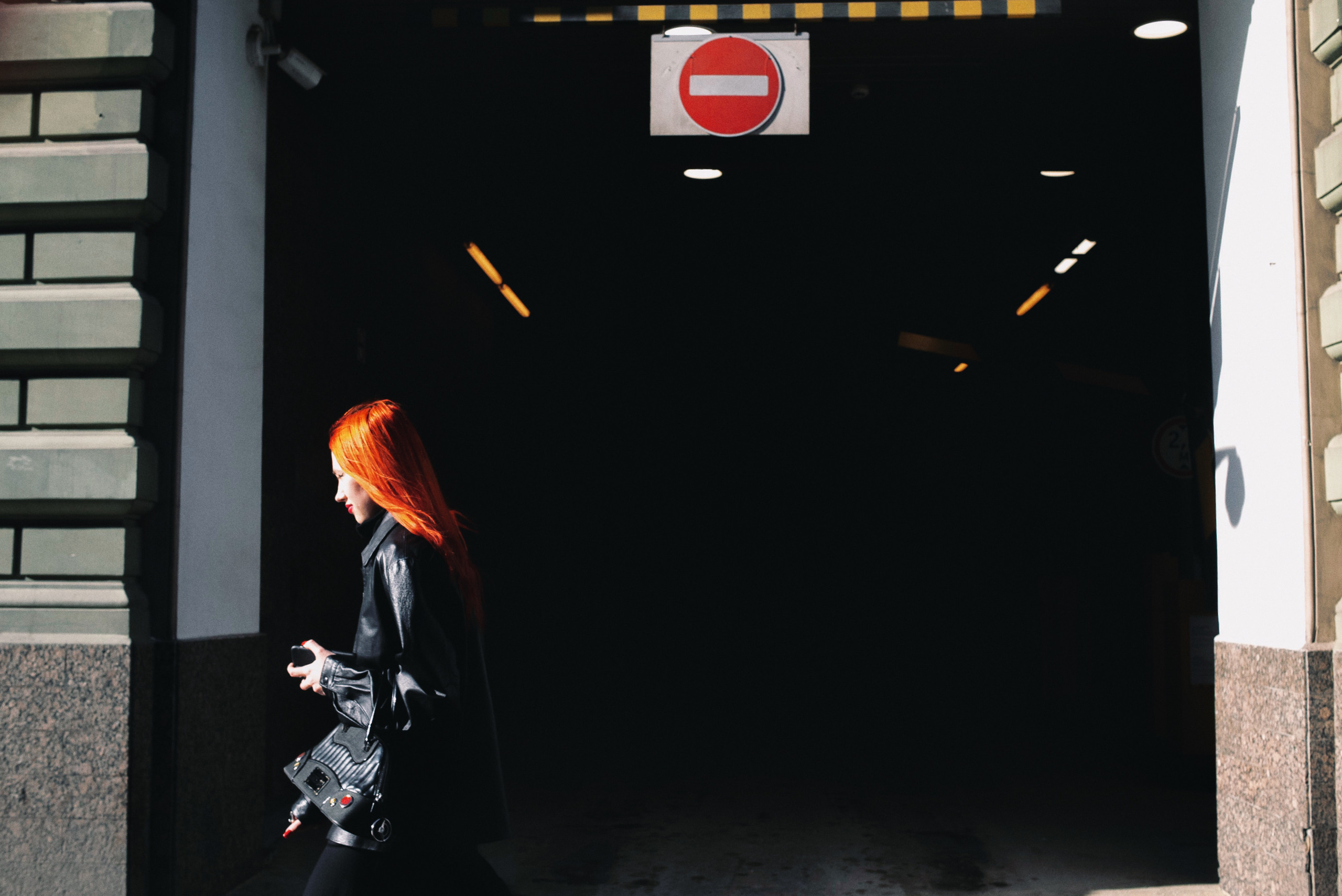 Девушка с красными волосами идет по улице