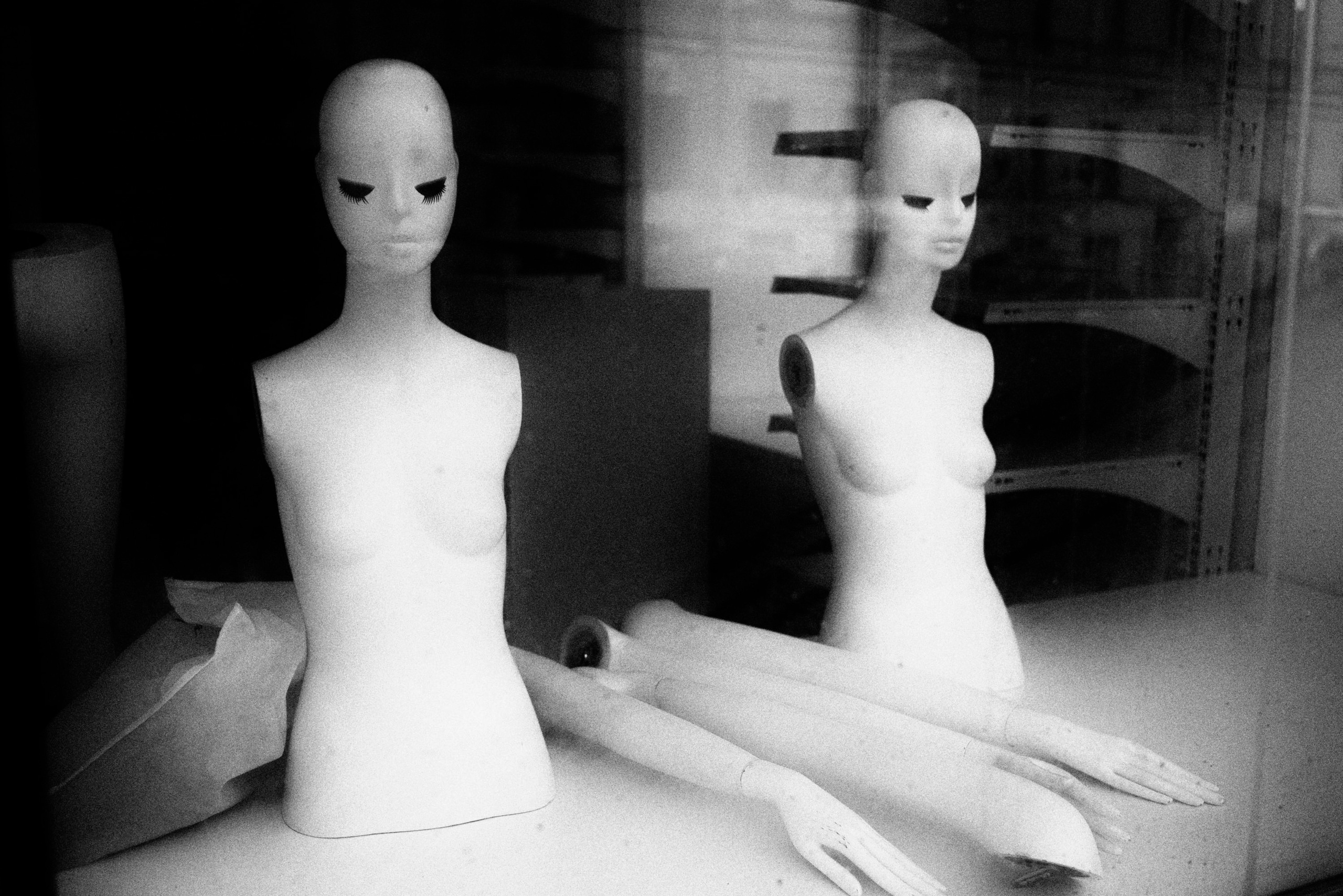 Манекены в витрине магазина