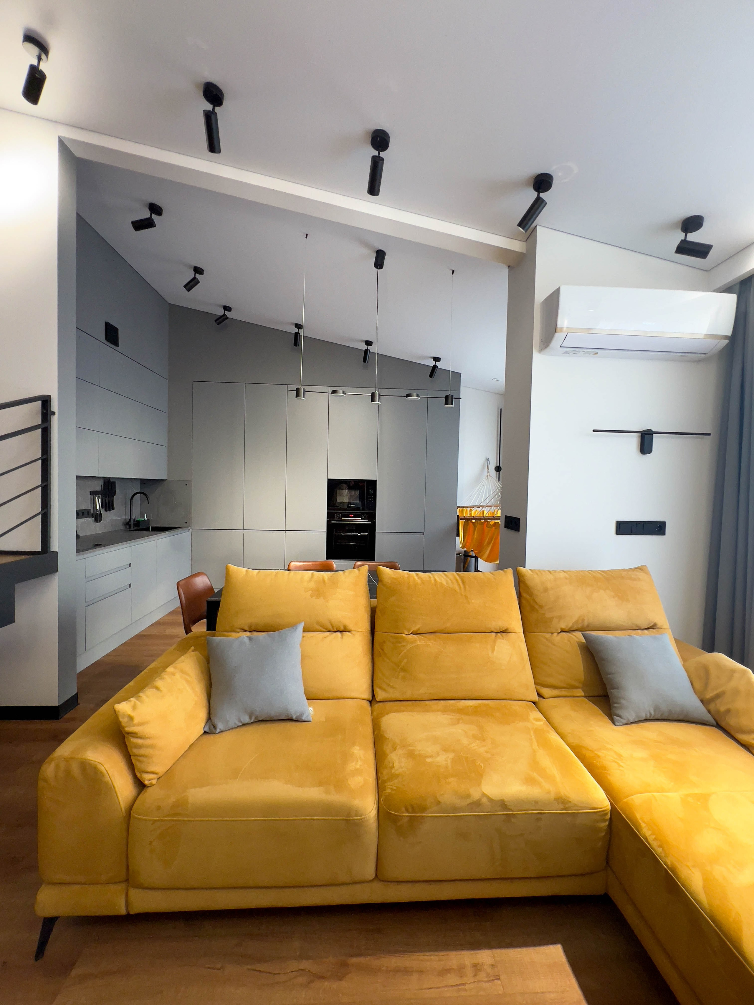 The apartment is on two levels. Fotograf Dmitrii Donets