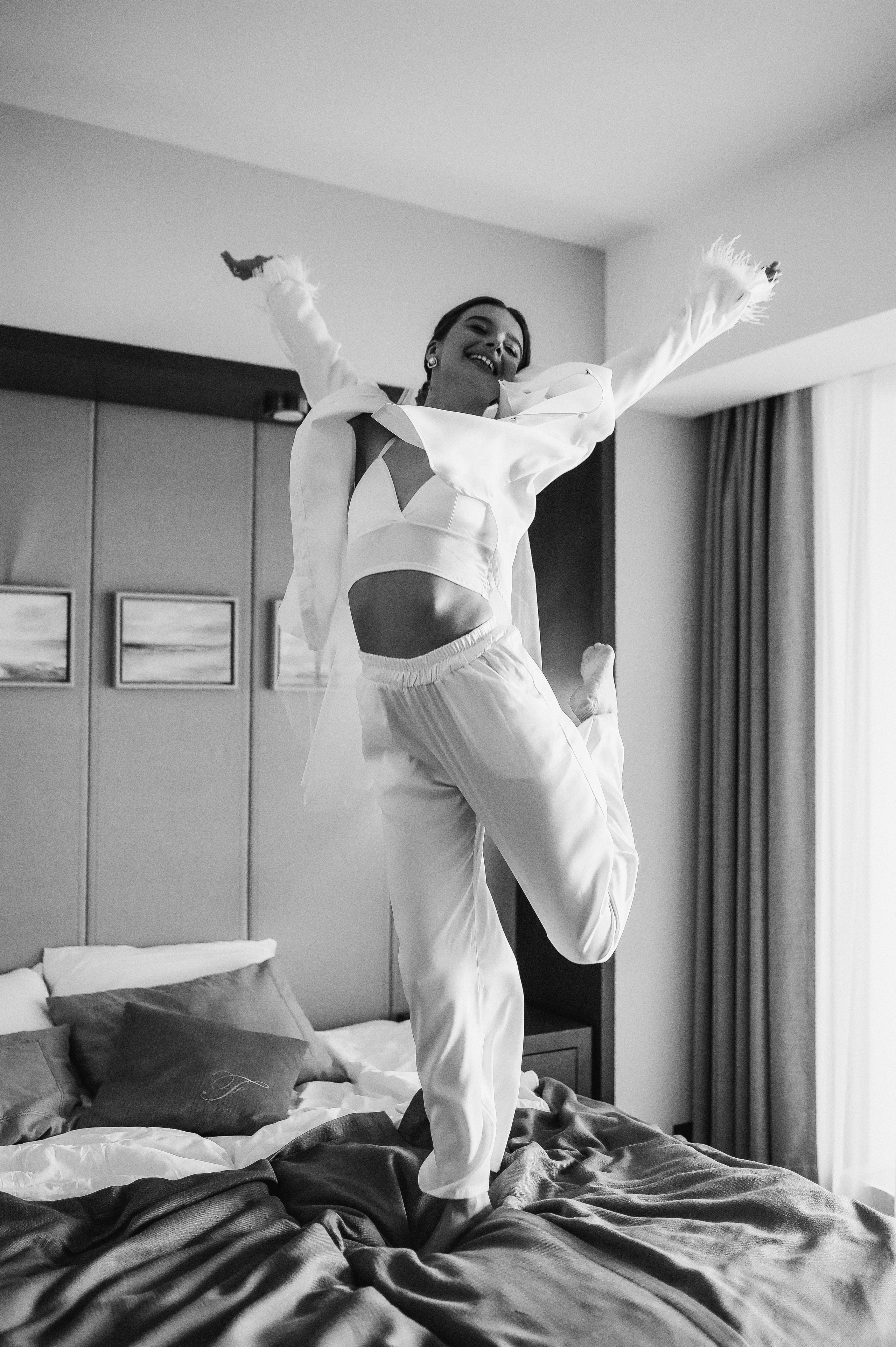 Свадебное утро и прогулка красивой яркой пары. Свадебный и семейный фотограф в Симферополе Дарья Маркова