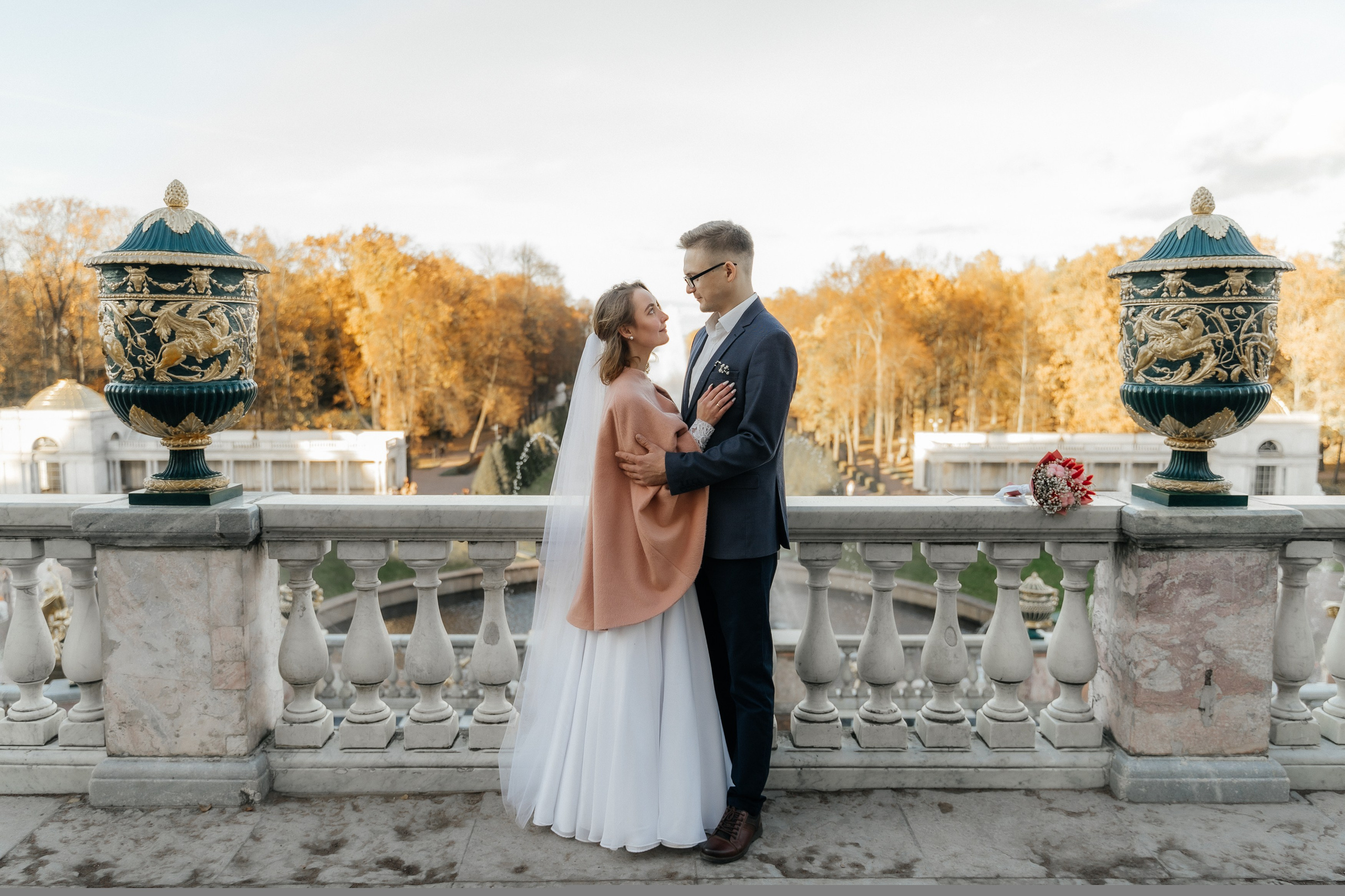 Свадебная фотосессия в ЗАГСе Петергофа. Свадебный фотограф Александр Невский в Санкт-Петербурге