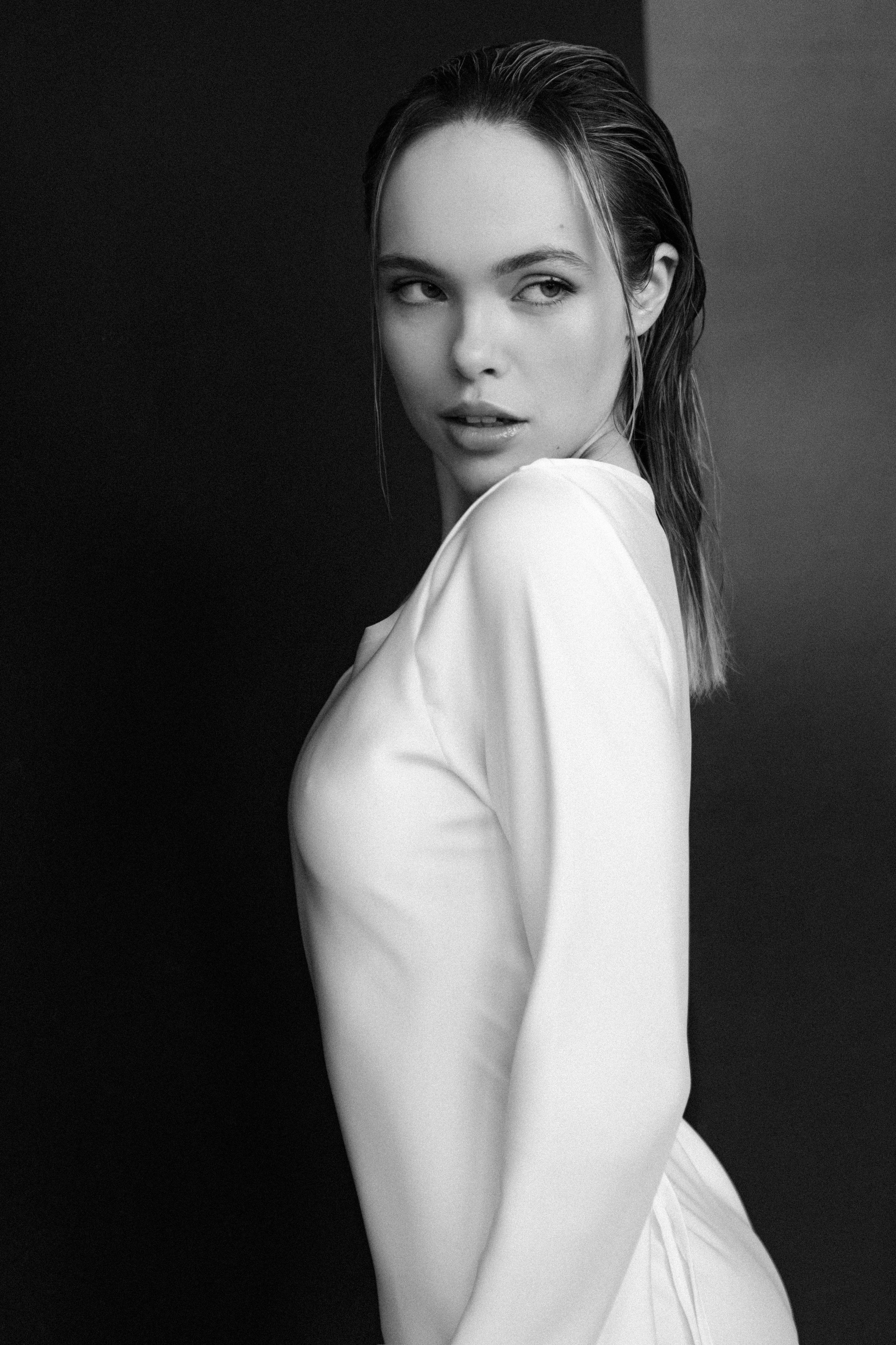 Арина. Фотосессия чб с лилиями в белой студии. Фотограф в Москве Ольга Сатони