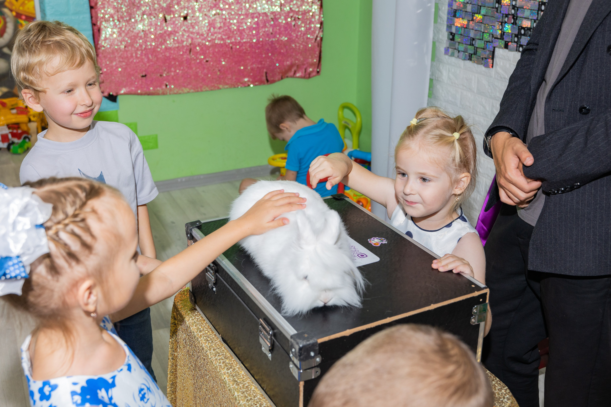 День Рождение в детском центре Качели. Выпускные альбомы во Владивостоке