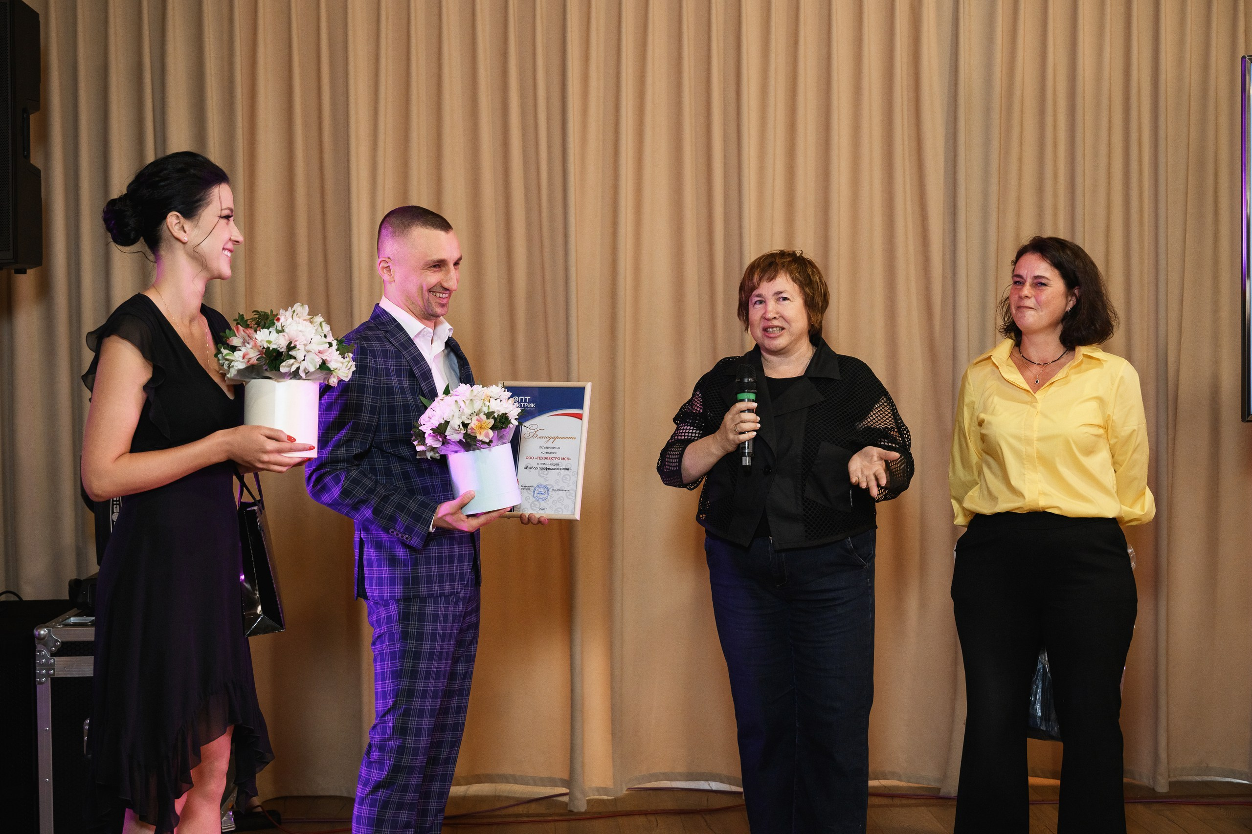 Фотосъемка корпоратива в честь юбилея компании в Петропавловске-Камчатском. Профессиональная съемка празднования юбилея компании в ресторанах Петропавловска-Камчатского. Яркая фотосъемка корпоративного торжества с командой сотрудников. Эмоциональные фотографии с награждения сотрудников и поздравительных речей. Стоимость услуг фотографа на корпоративное мероприятие в Петропавловске-Камчатском.