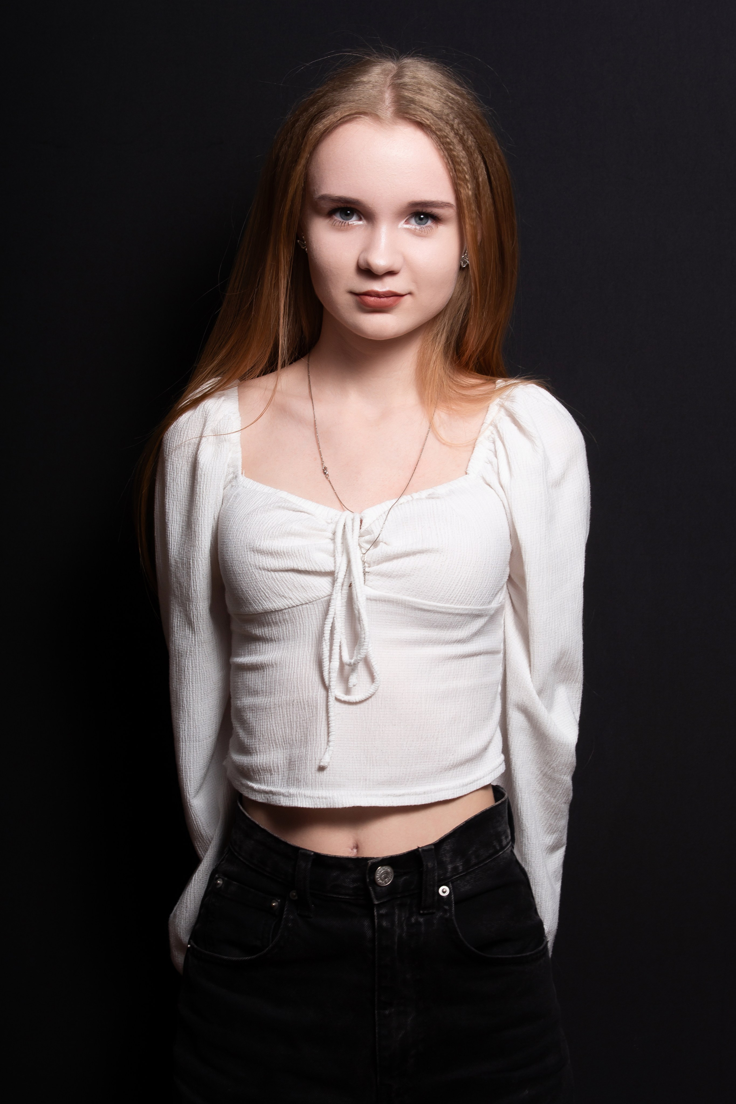 Портретная фотосессия для учеников 9 класса на чёрном фоне | Школьный фотограф Николай Богатырёв | Твой альбом / Твои правила. ТВОЙ АЛЬБОМ / ТВОИ ПРАВИЛА