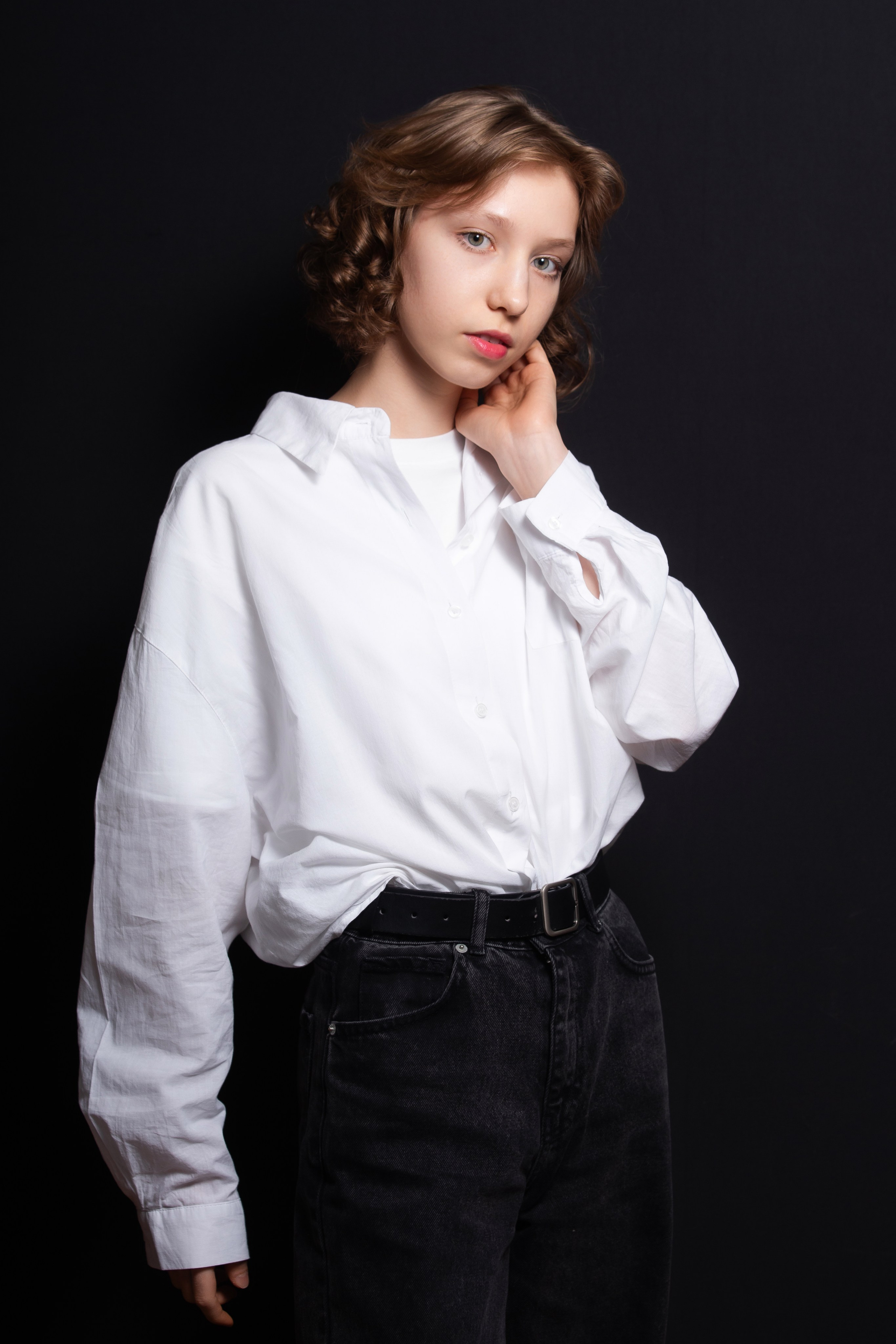 Портретная фотосессия для учеников 9 класса на чёрном фоне | Школьный фотограф Николай Богатырёв | Твой альбом / Твои правила. ТВОЙ АЛЬБОМ / ТВОИ ПРАВИЛА