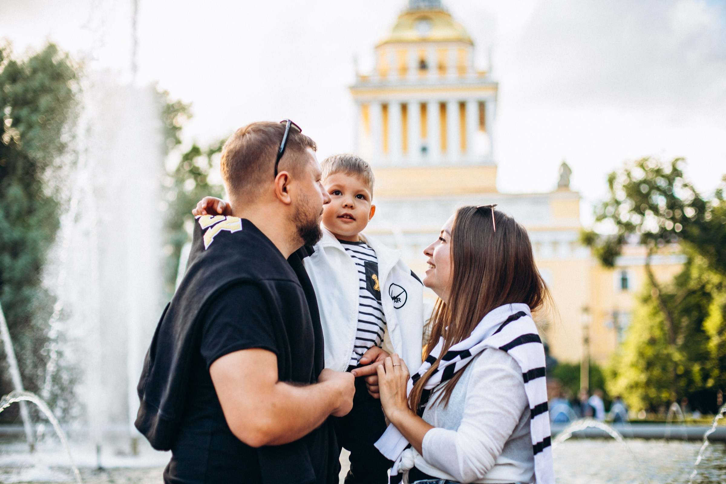Яна с семьей в августе. Фотопрогулка в Петербурге. Индивидуальный и семейный фотограф в Санкт-Петербурге