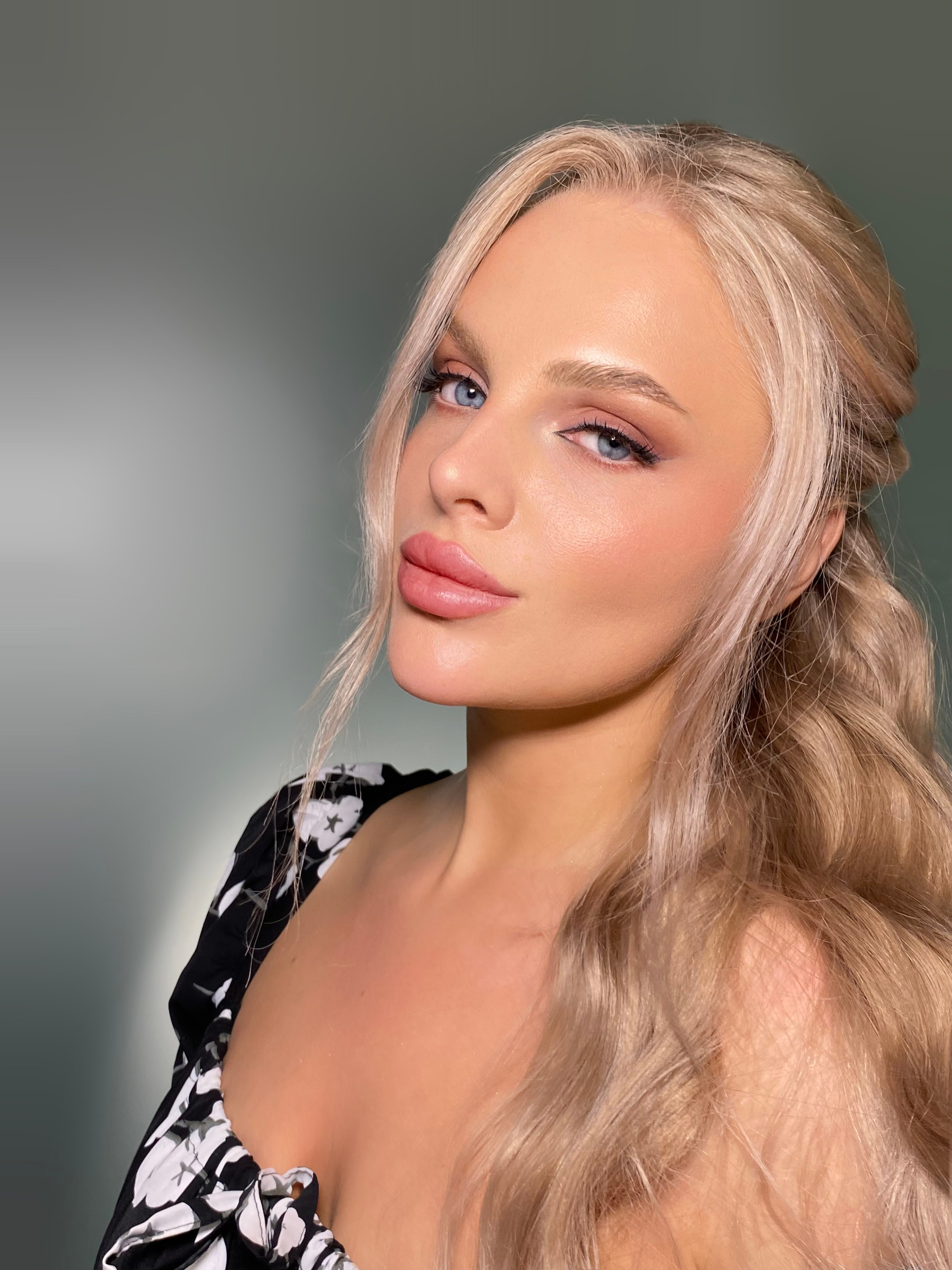 ВЕЧЕРНИЙ МАКИЯЖ В МОСКВЕ. СВАДЕБНЫЙ ВИЗАЖИСТ-СТИЛИСТ В МОСКВЕ ПРИЧЕСКИ МАКИЯЖ БРОВИ ВЫЕЗД