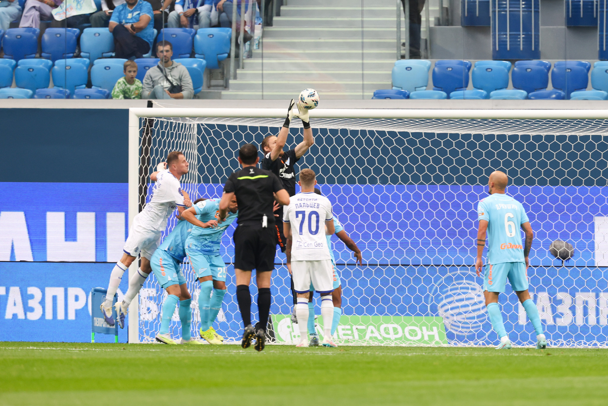 ФК «Зенит» — ФК «Динамо» Махачкала 23.08.2025. Спортивный и репортажный фотограф Антон Тереханов