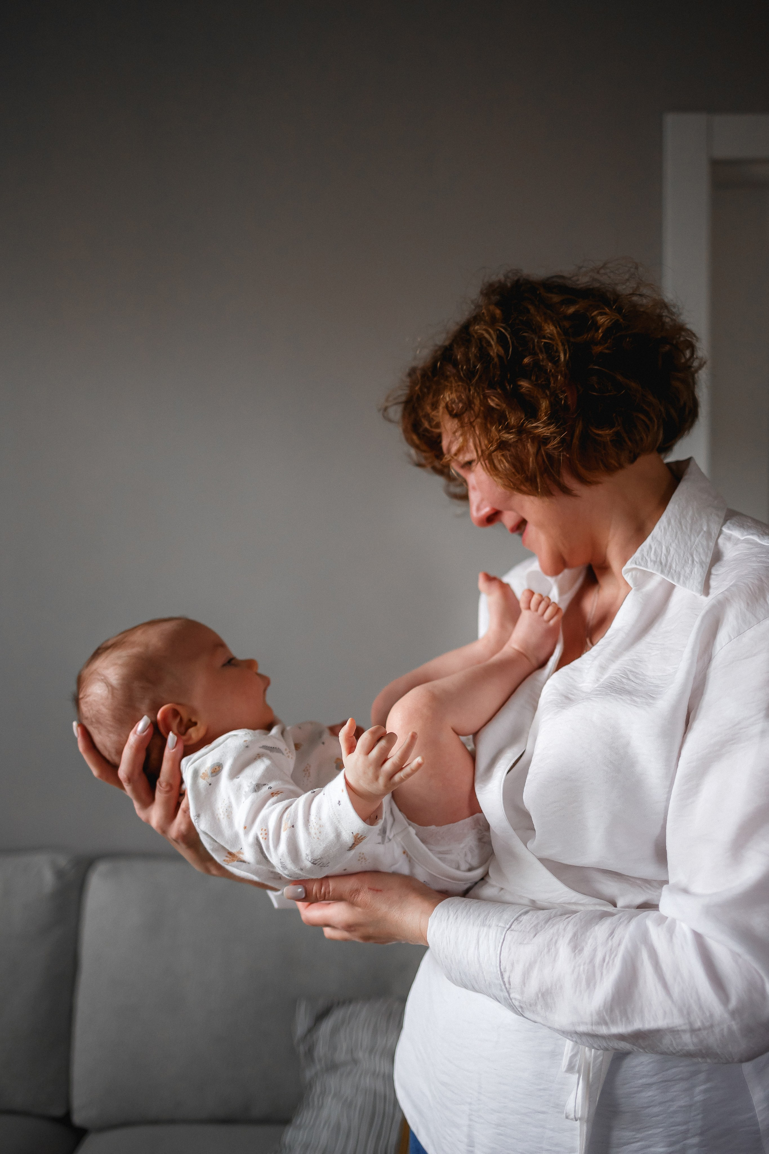 Малышка Катя, родители и бабушка. Домашняя съёмка. Фотограф в Москве Базанова Дарья