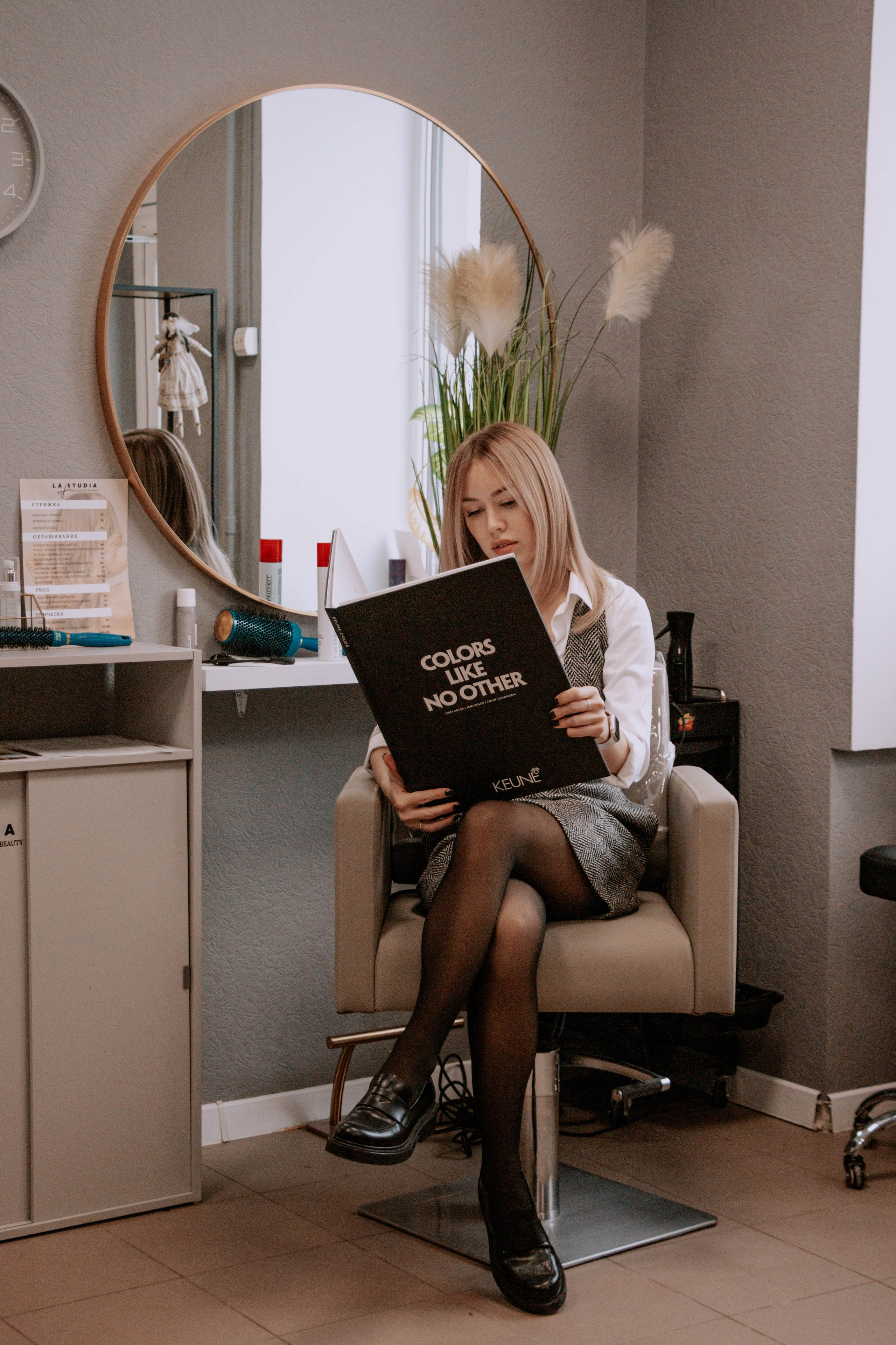 Настя- стилист по волосам. Бережно сохраняю ваши чувства и истории на своих фотографиях