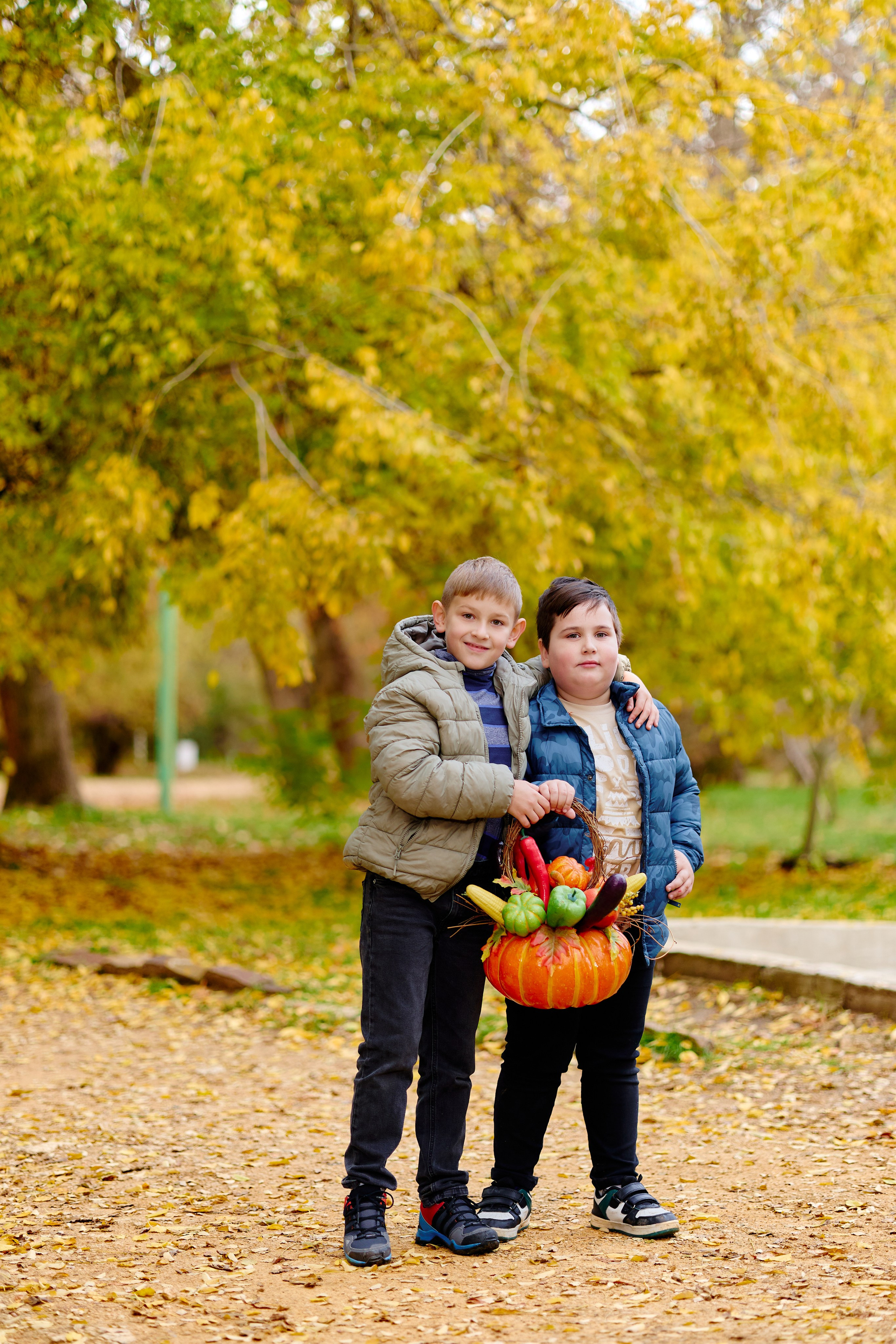 Прогулка в парке классом. Фотограф Выпускные альбомы Таганрог Сергей Коробченко