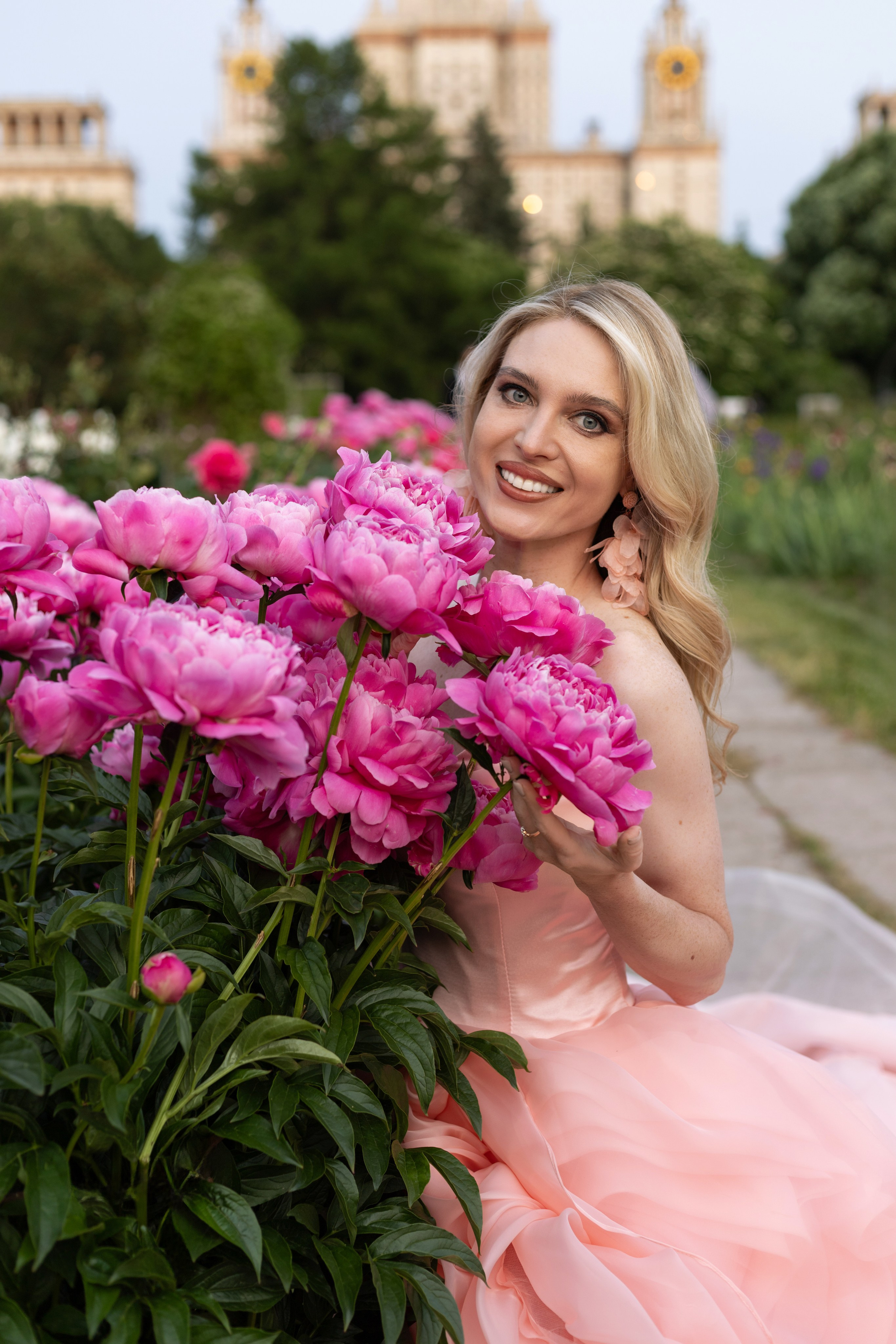 Портрет красивой девушки в платье в ботаническом саду МГУ в Москве