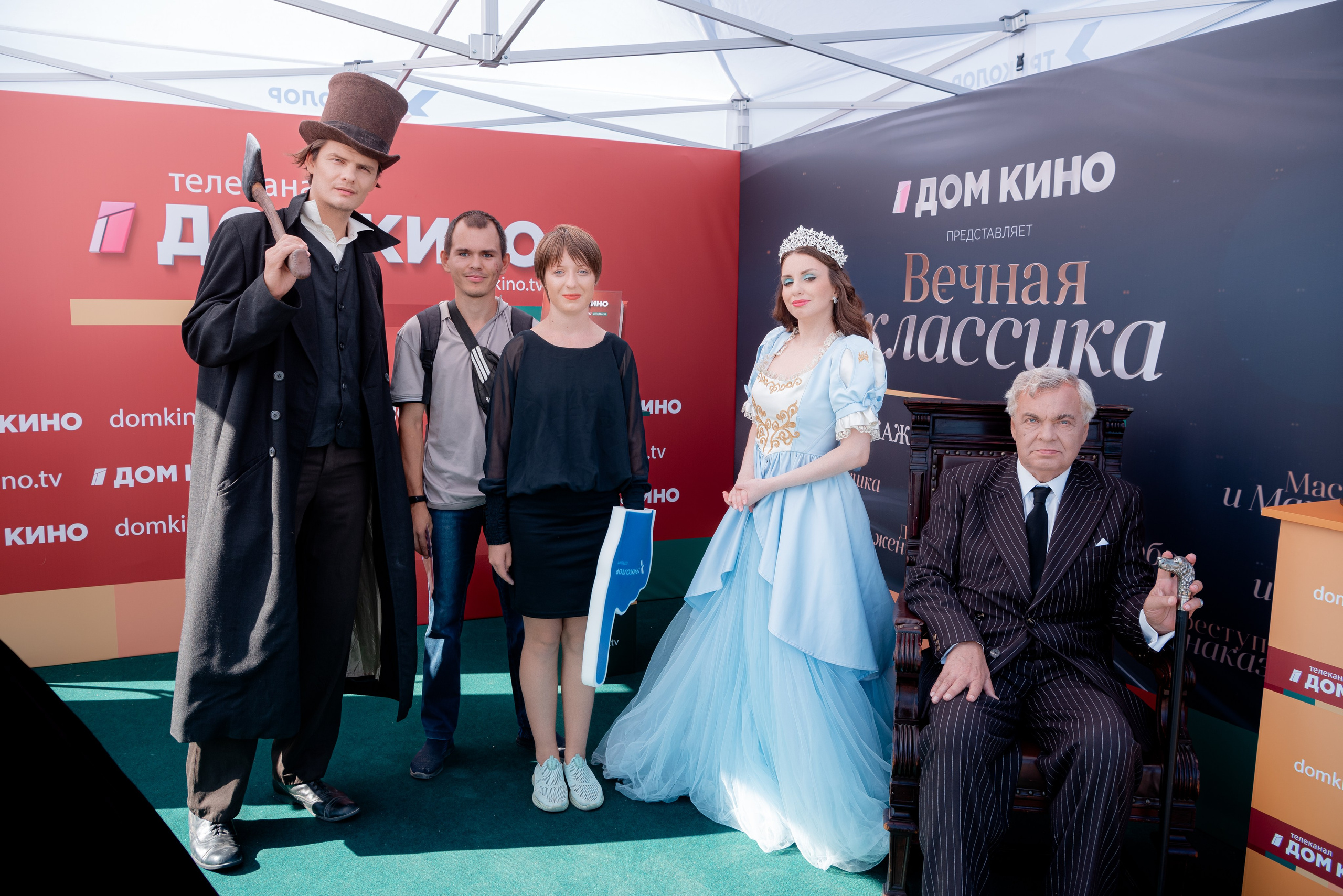 Портретные фото с артистами в палатке Триколор Дом Кинов на день города Волгоград. Фотограф в Волгограде и Волжском Александр Горбань