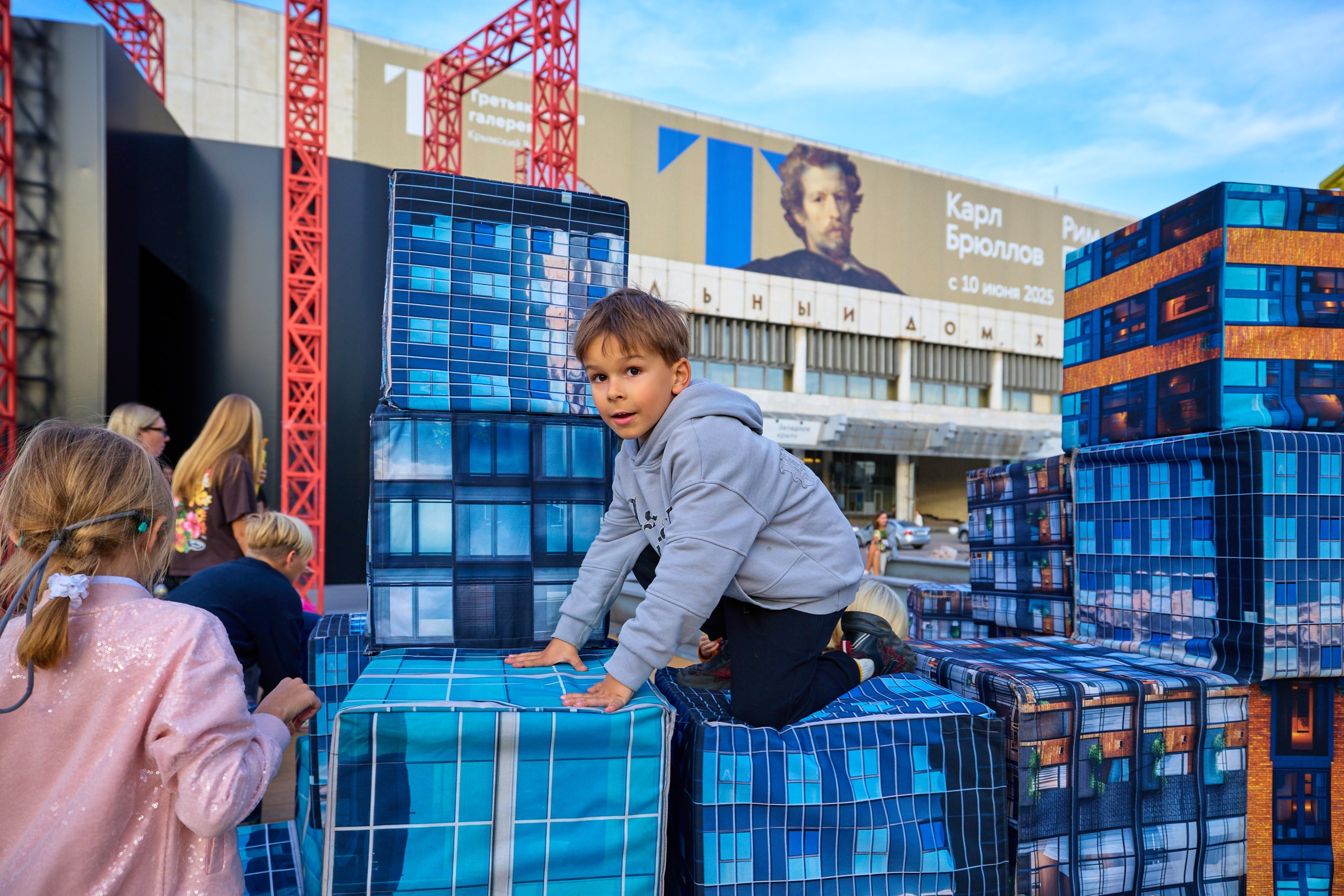 Фотограф документирует деловую встречу участников конференции в историческом центре Москвы