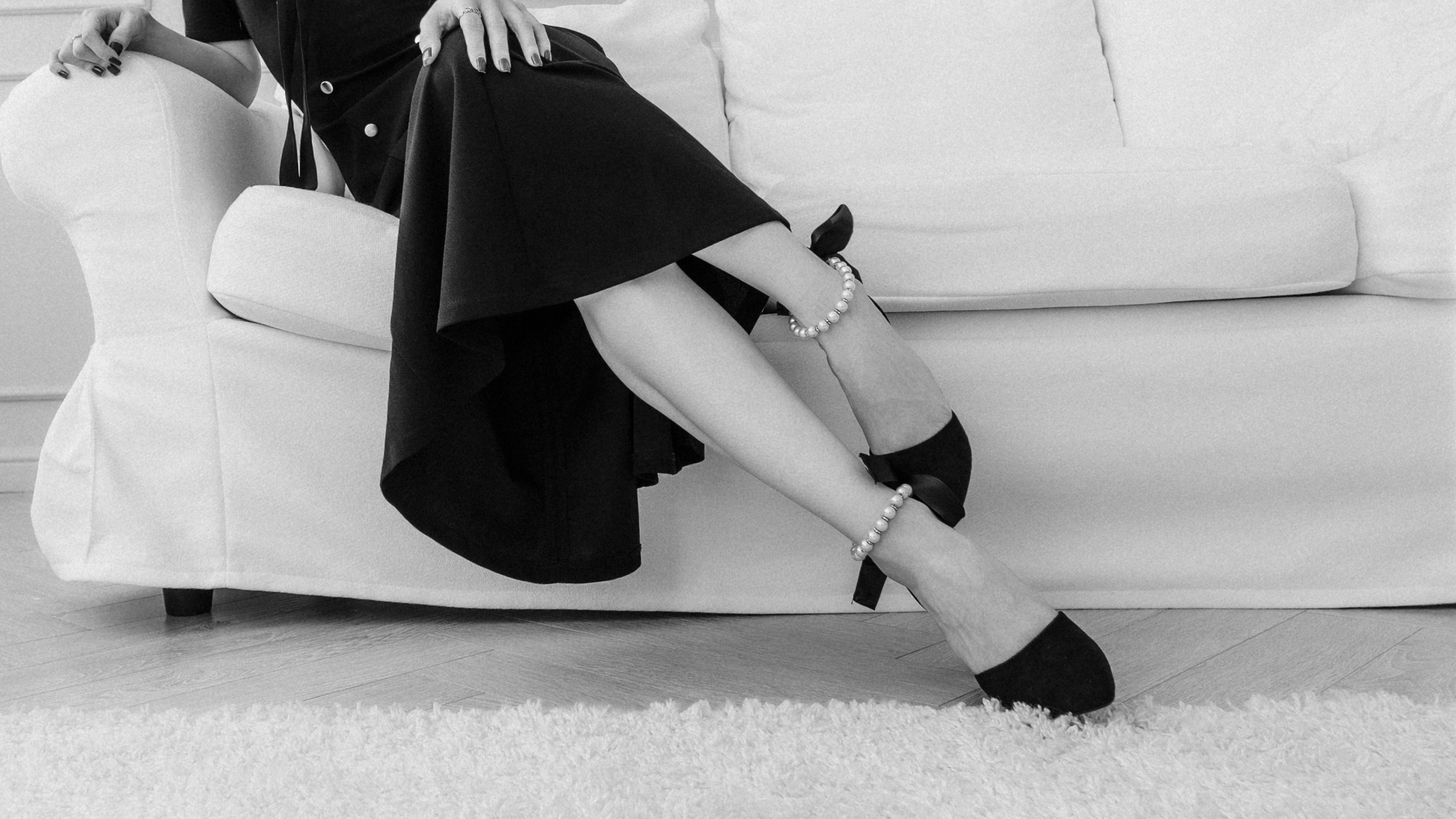 Крупный план ног в черных туфлях с жемчужным ремешком, эстетика современной классики, ч/б фото. Фотограф в Пензе Александра Овечкина