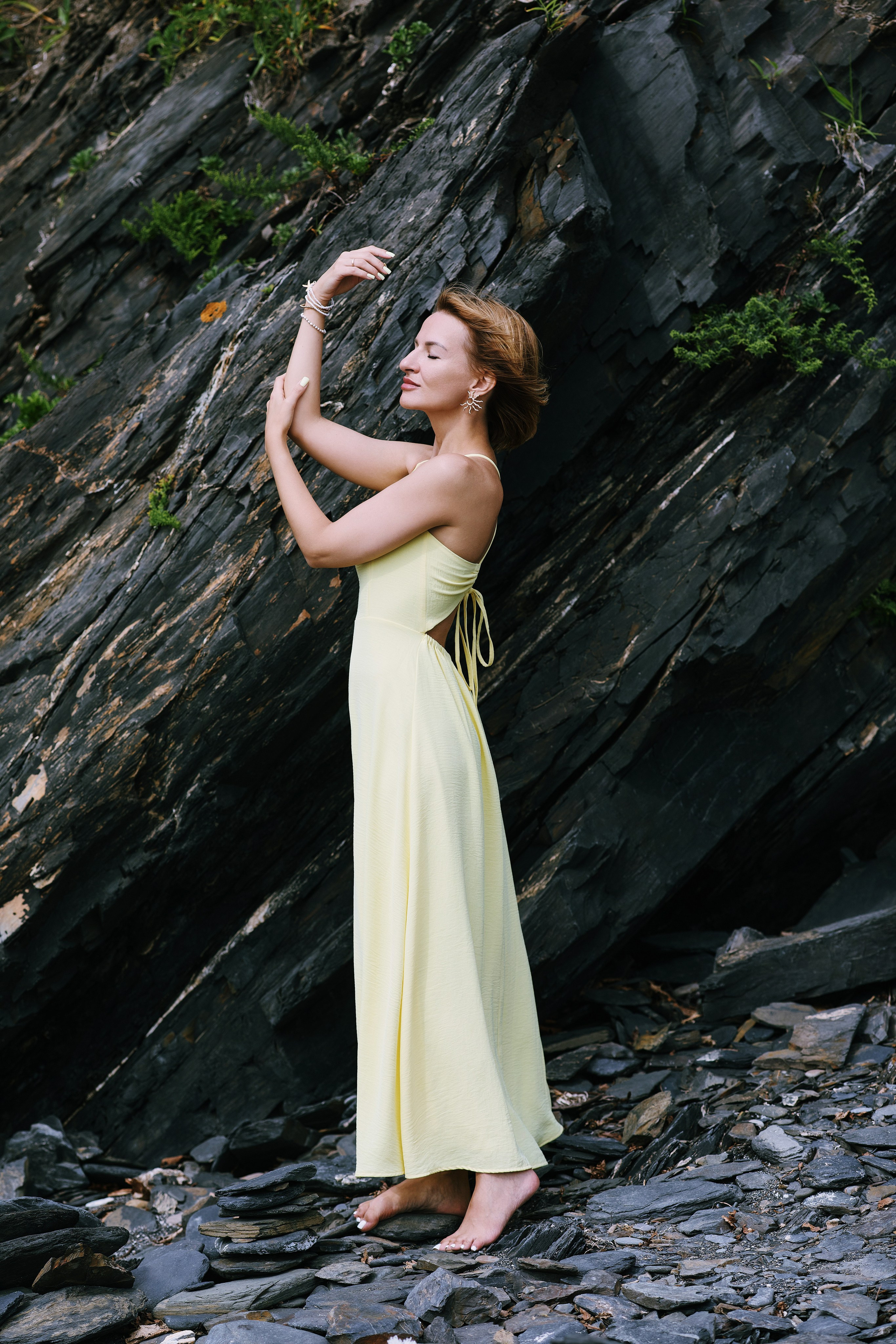 Женская фотосессия на фоне чёрных скал в Находке