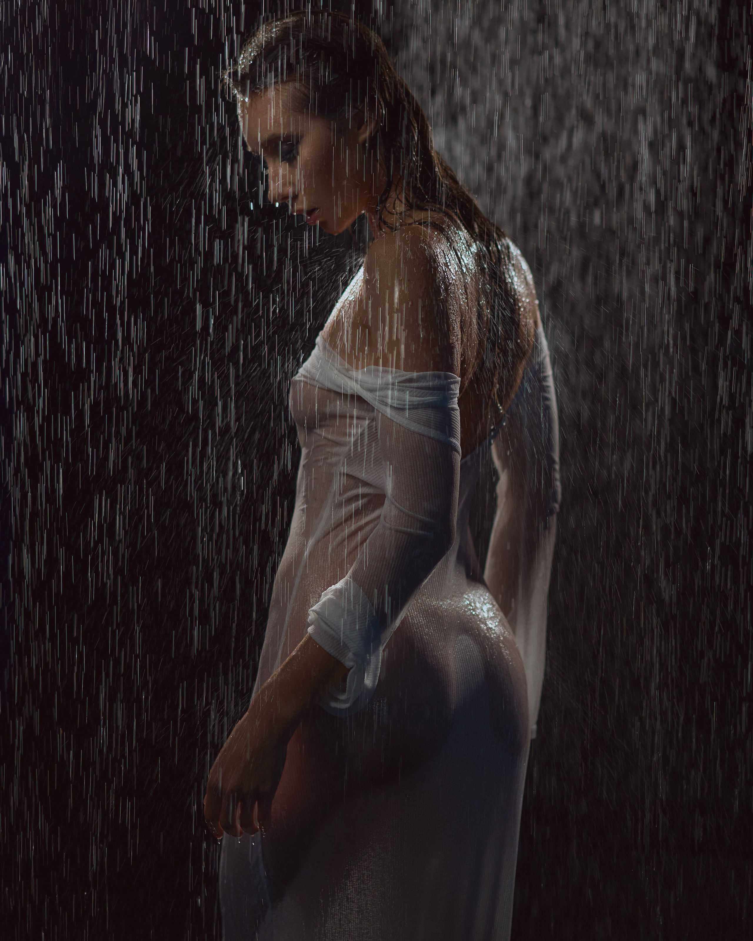 Аквафотосессия на черном фоне