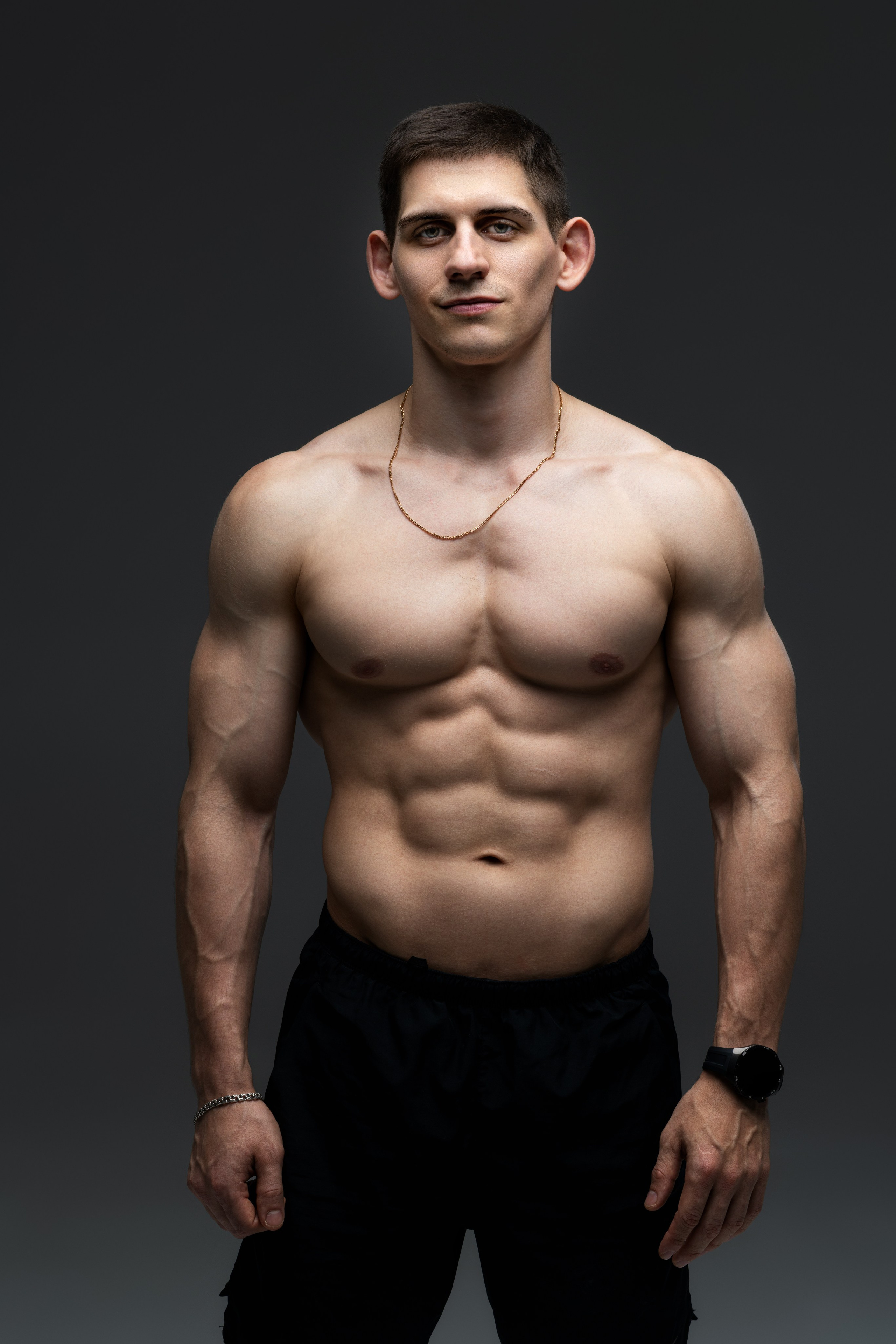 Съемка с Владом на циклораме с импульсным светом для себя и контента. Дмитрий Шульгин, портретный фотограф в Воронеже