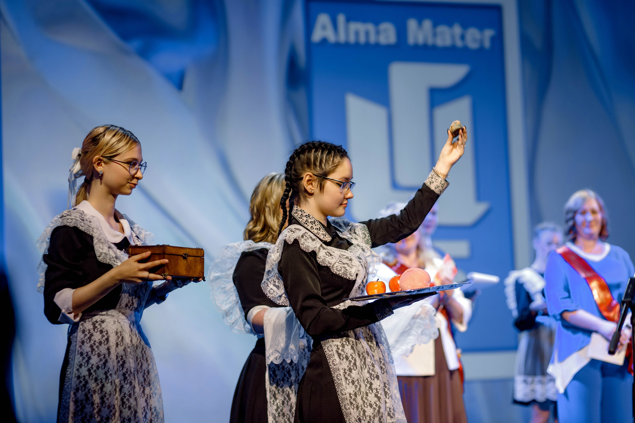 Гимназия 25 — последний звонок (Драм Театр). Свадебный фотограф Иркутск, репортажный фотограф Иркутск