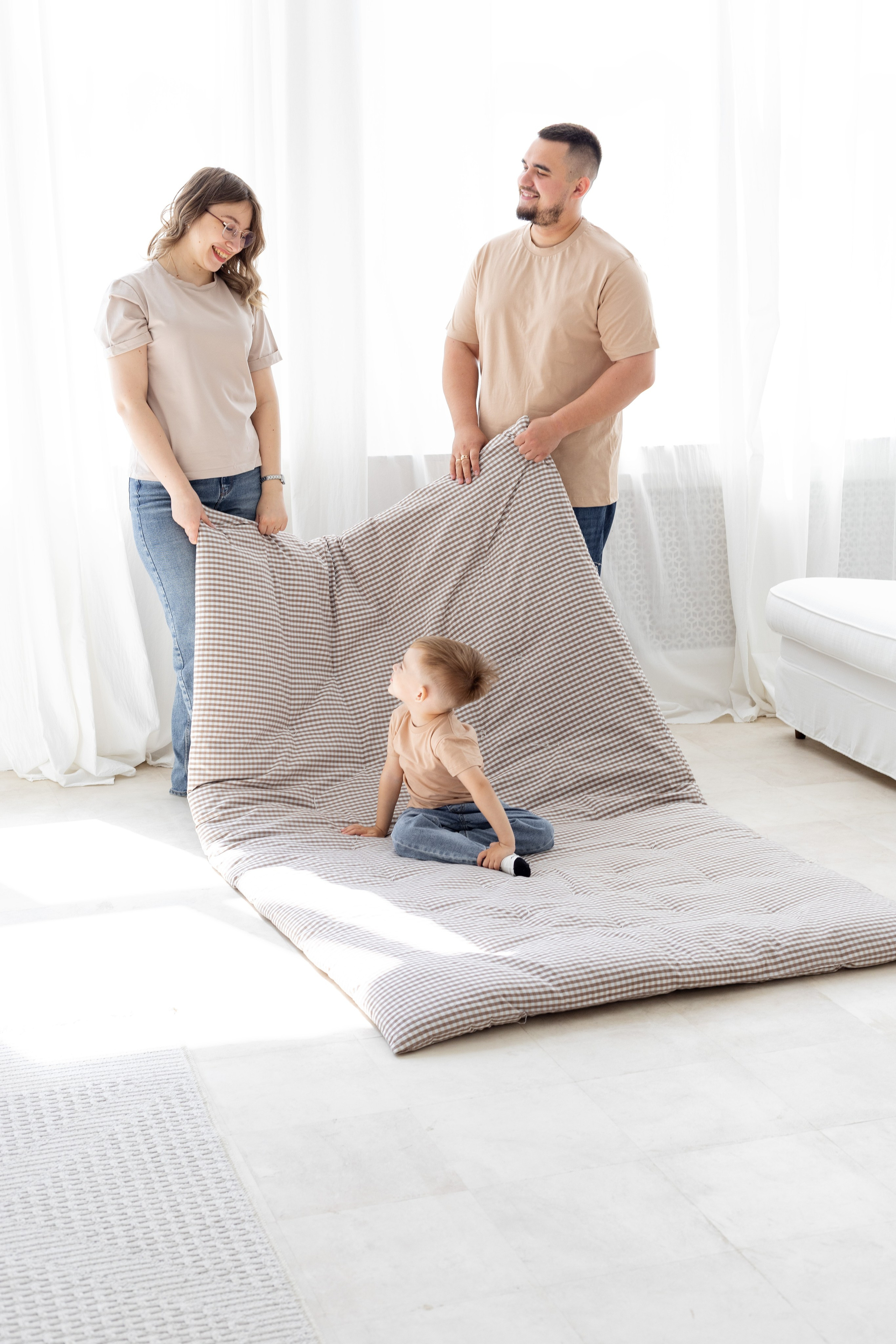 Семейная фотосессия в студии (Михаил, Крестина и Макар). Женский фотограф в Орске Новотроицке Динара Долганова