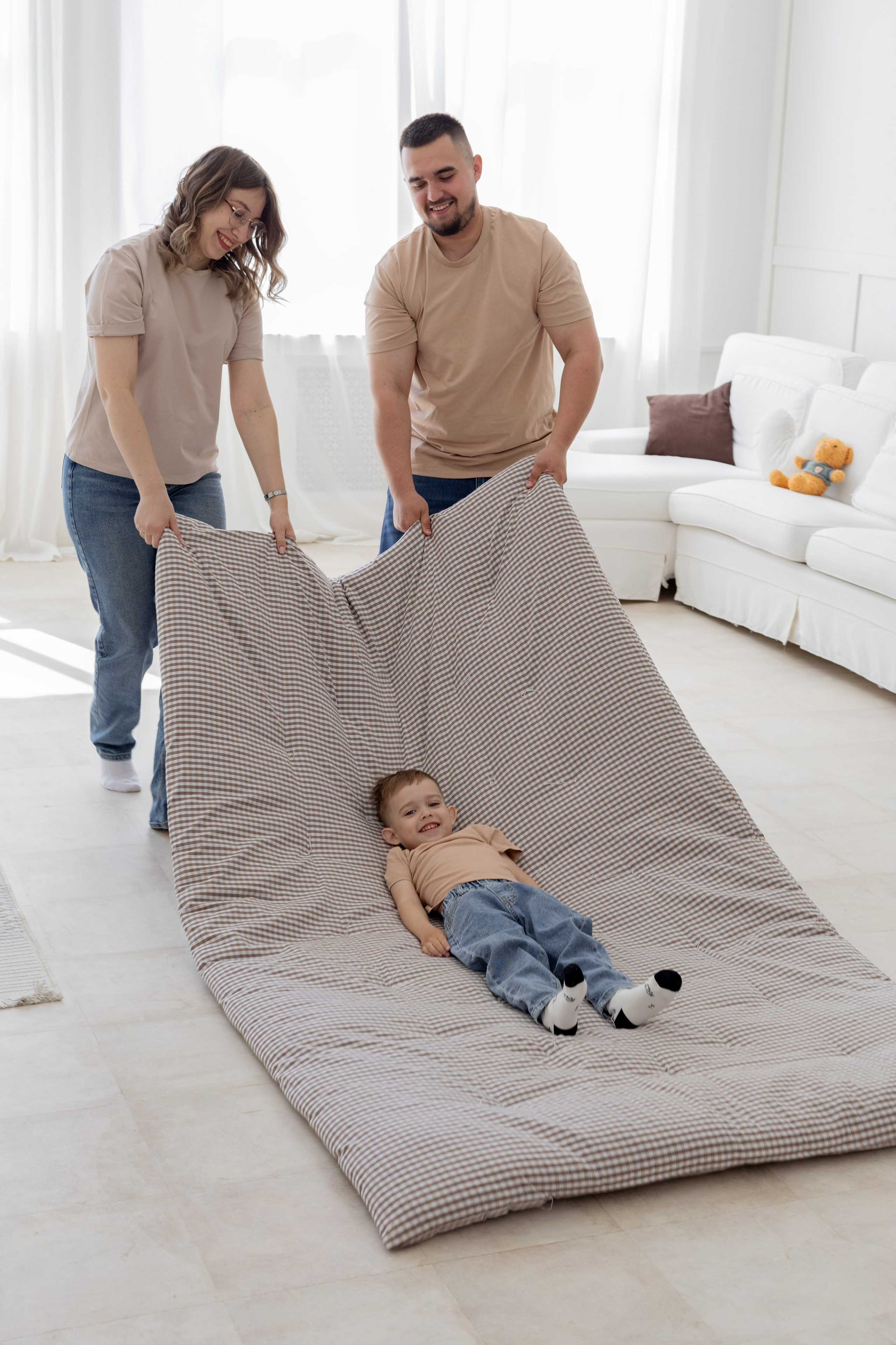 Семейная фотосессия в студии (Михаил, Крестина и Макар). Женский фотограф в Орске Новотроицке Динара Долганова