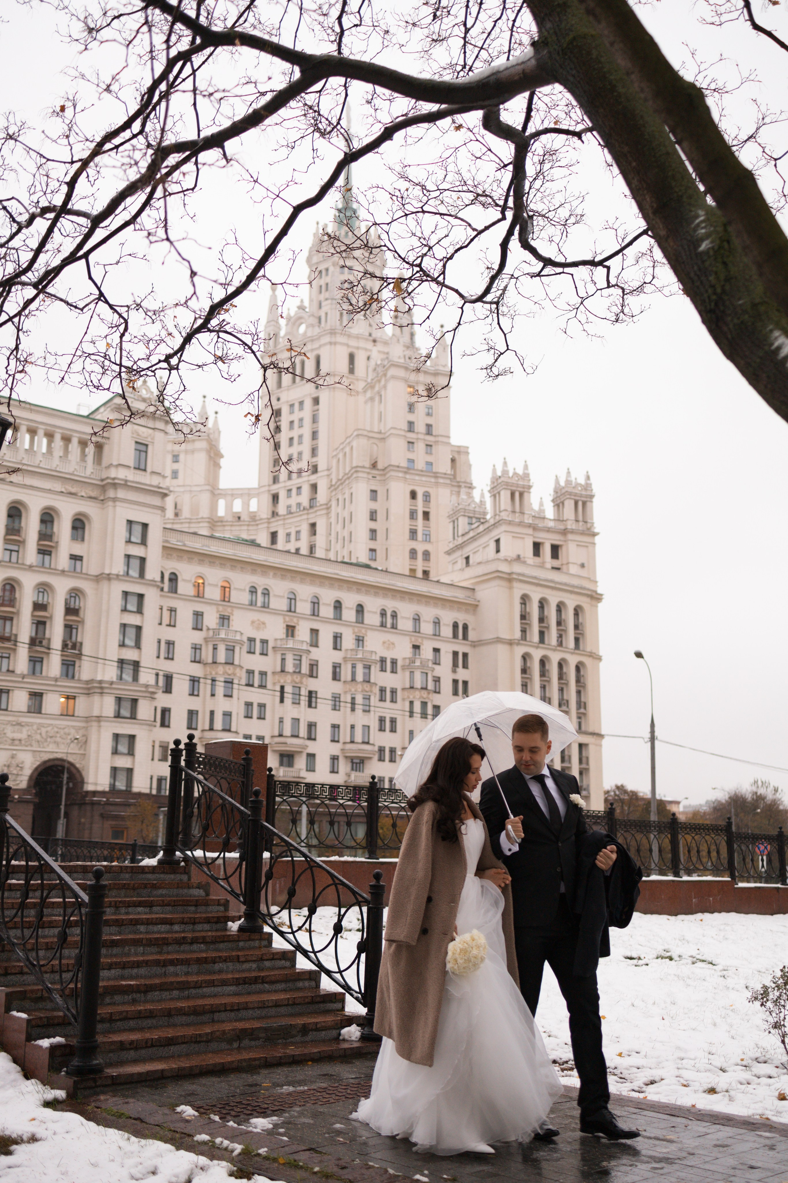 Свадебная прогулка осенью и зимой. Свадебный фотограф в Москве Аля Загирова