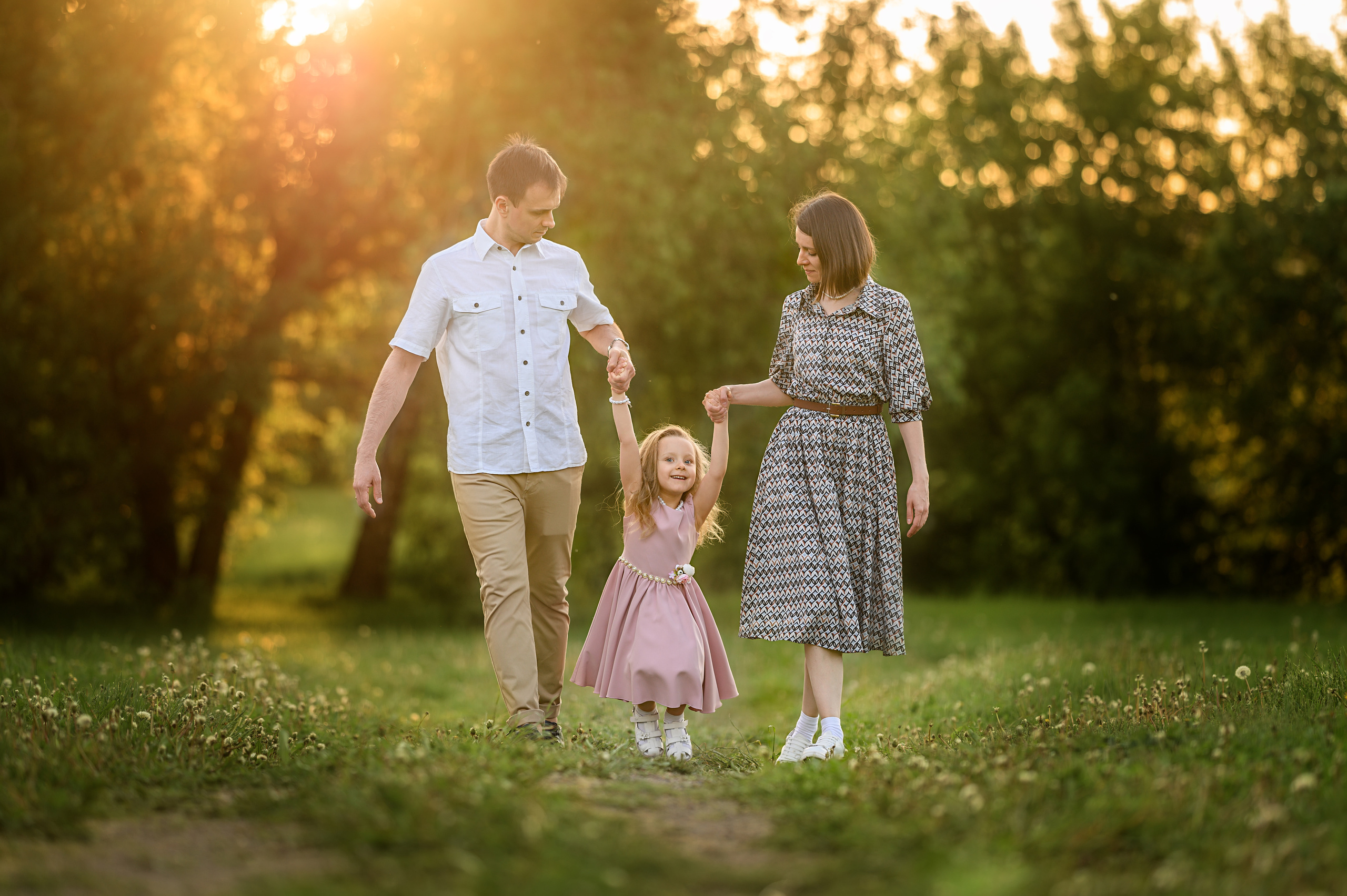 Мама и папа играют с дочкой