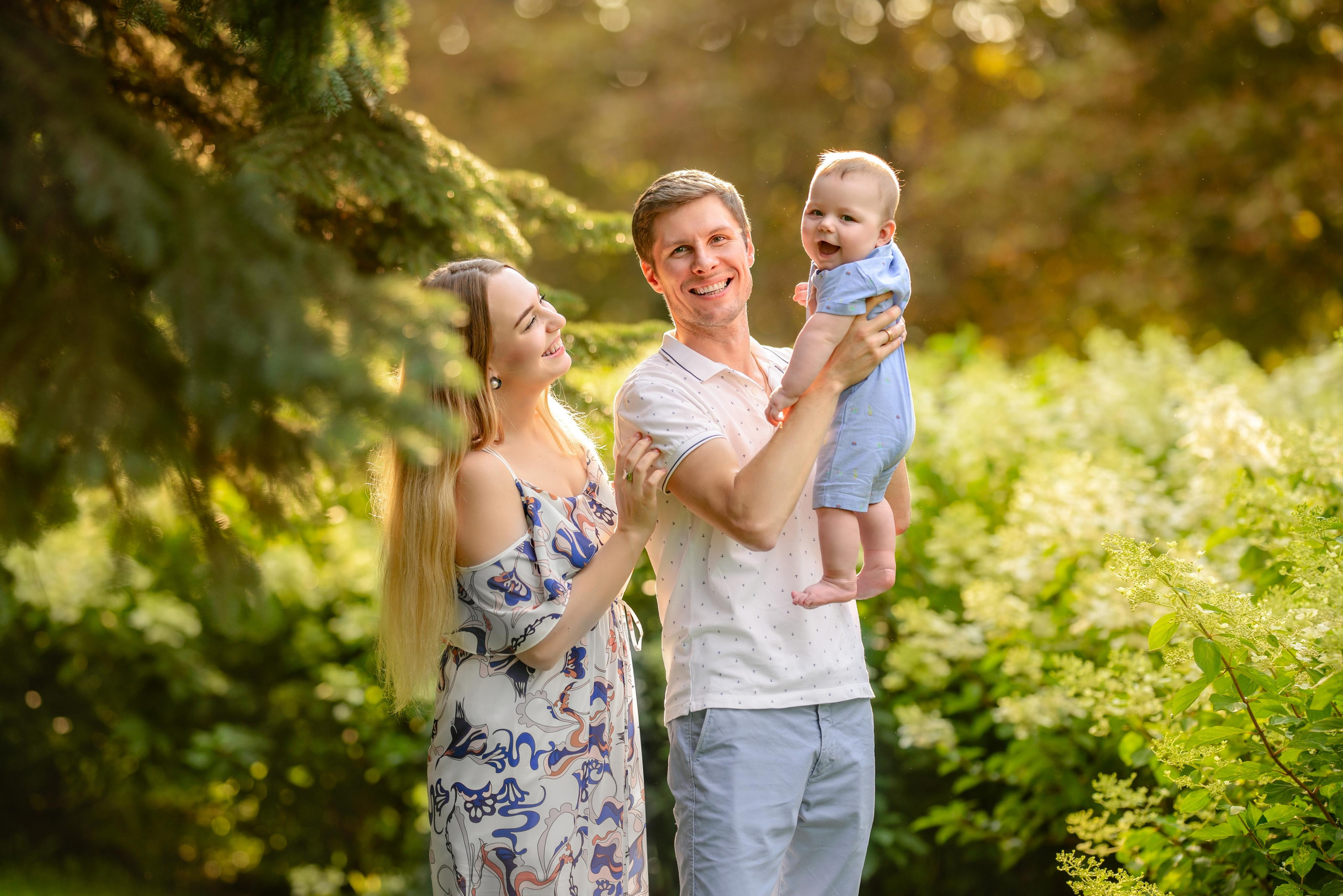 Семья с малышом гуляет в парке