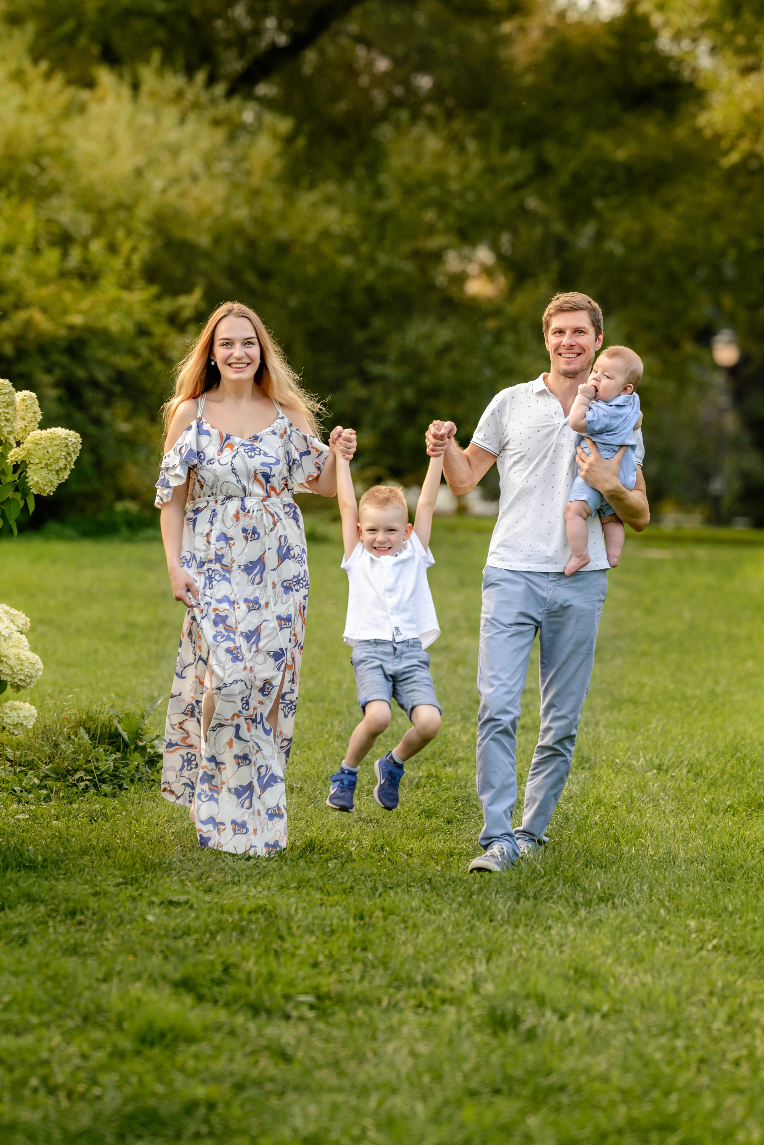 Мама и папа катают своего старшего сына