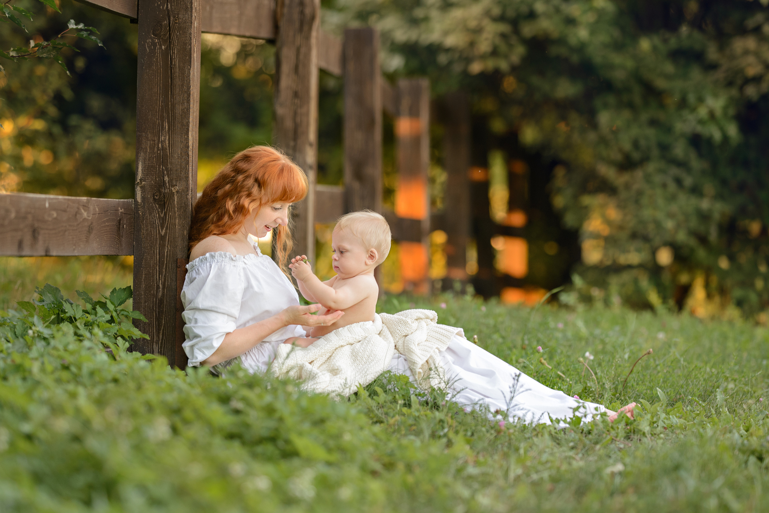 Мама усадила на колени своего малыша и играет с ним
