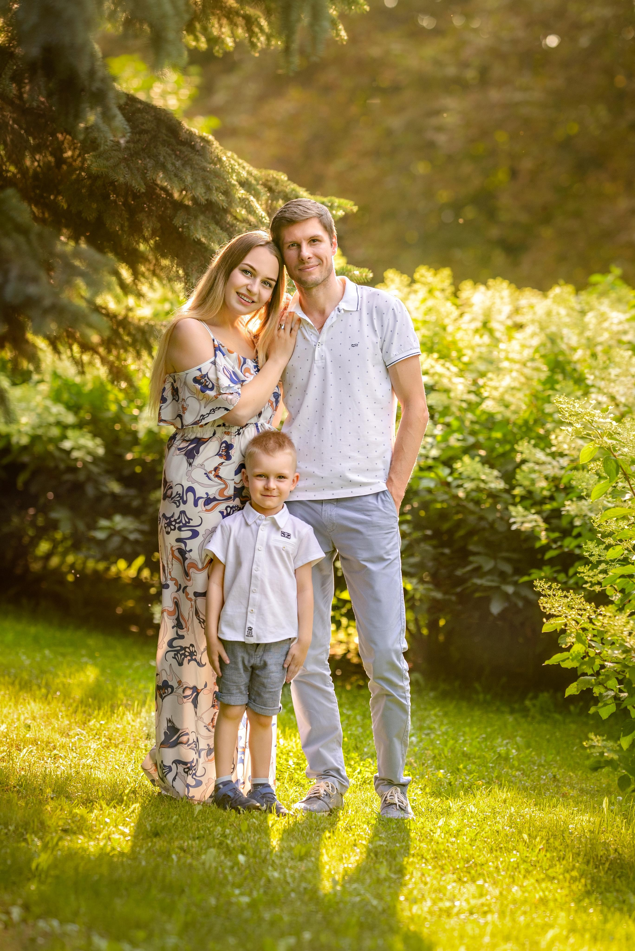 Семья в парке в солнечный день