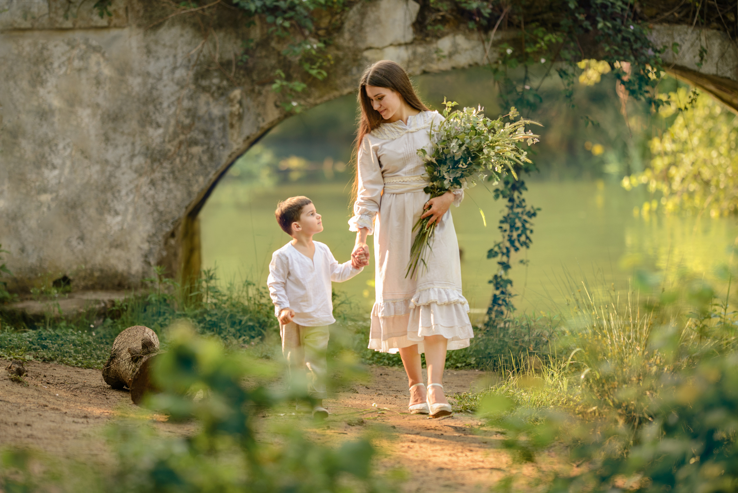 Мама и сын на прогулку в парке