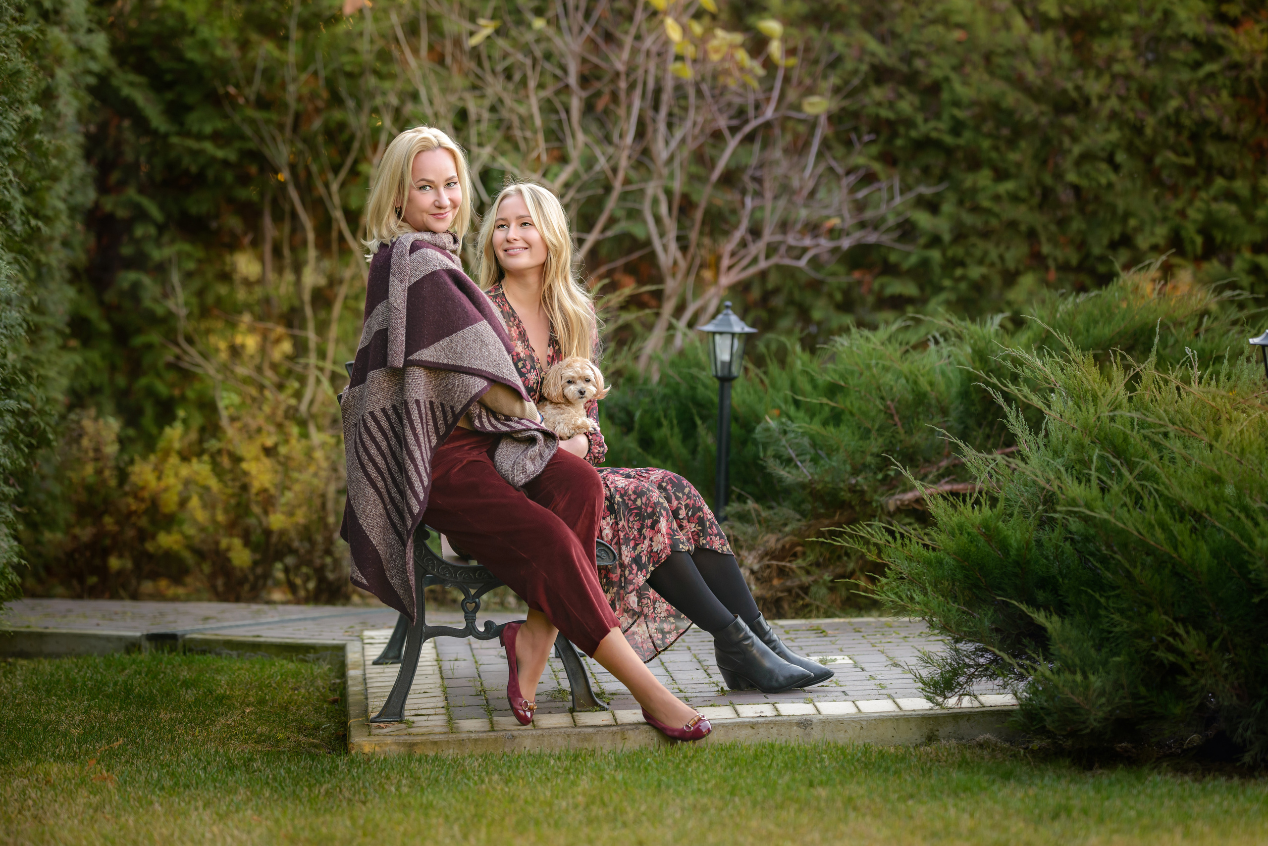 Мама и ее взрослая дочка сидят на скамейке