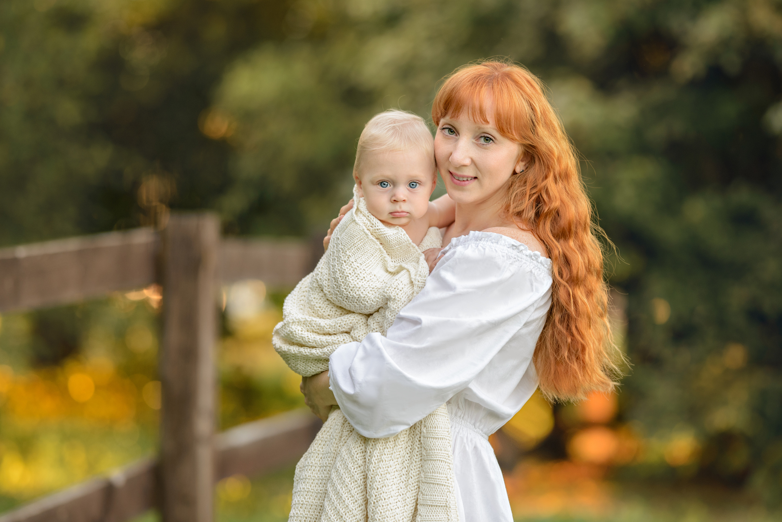 Рыжая красавица-мама прижимает к себе малыша