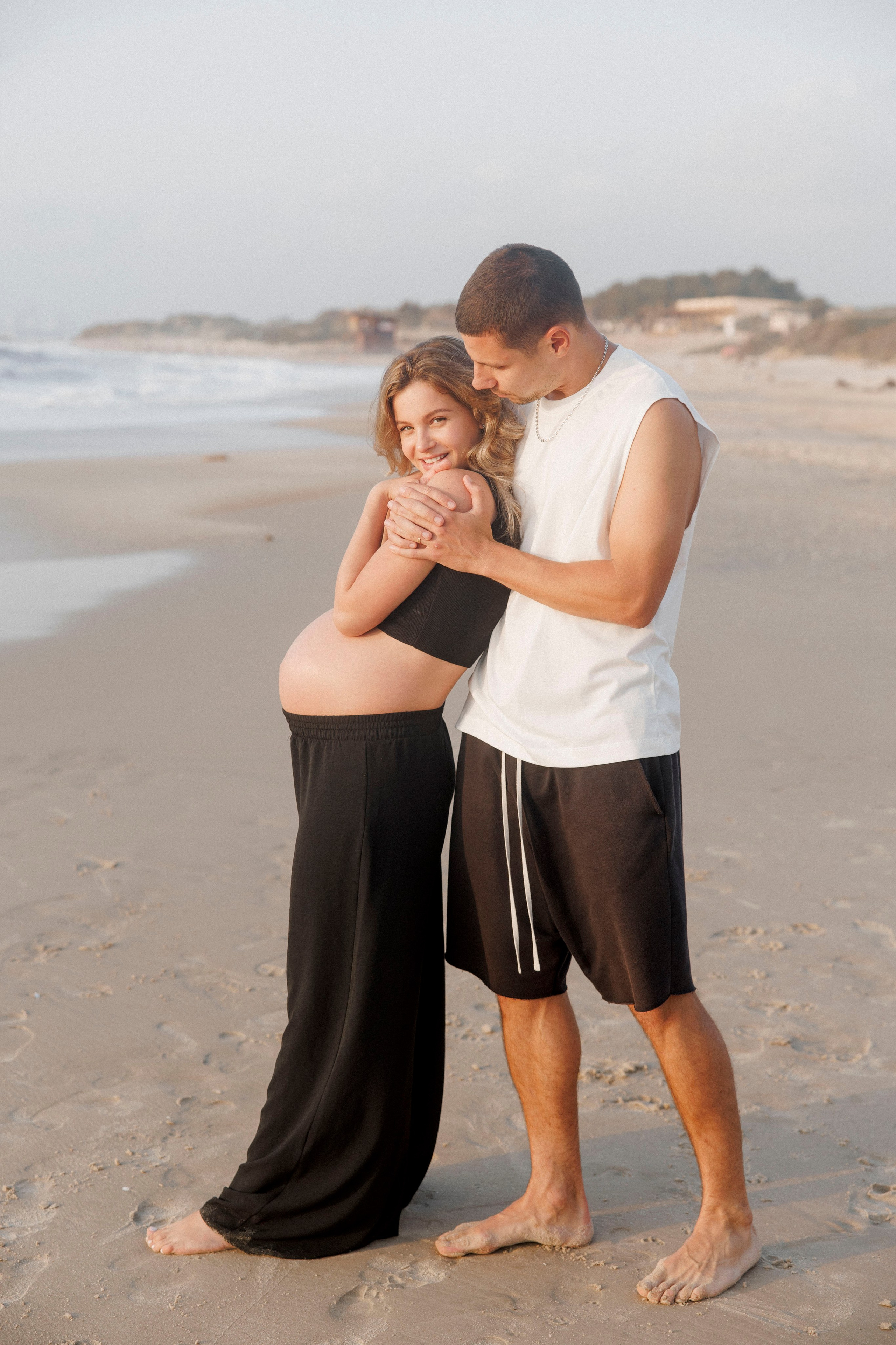 Pregnancy photoshoot near the sea (cloudy weather). Главная