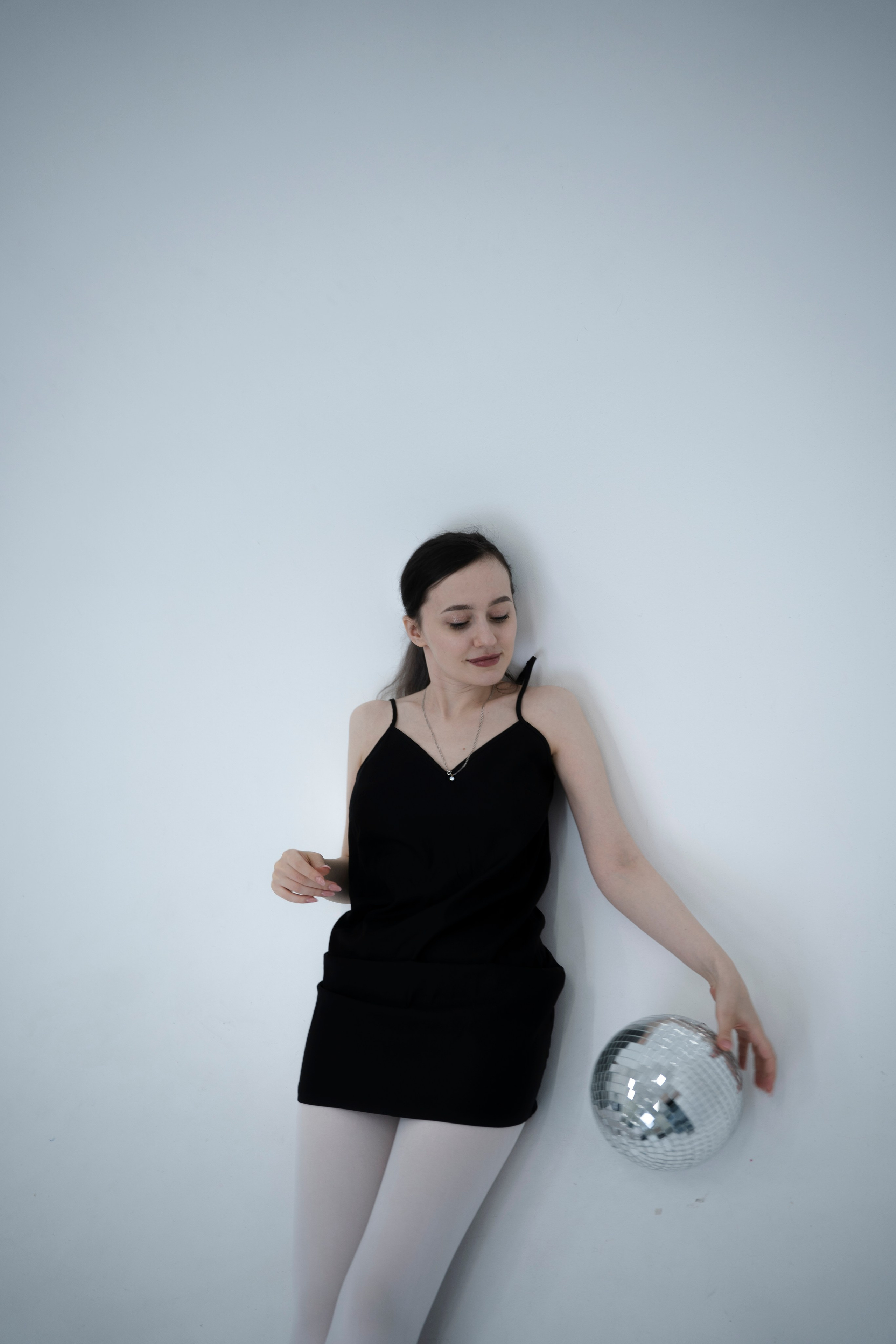 ДЕВОЧКА НА ШАРЕ. Главная