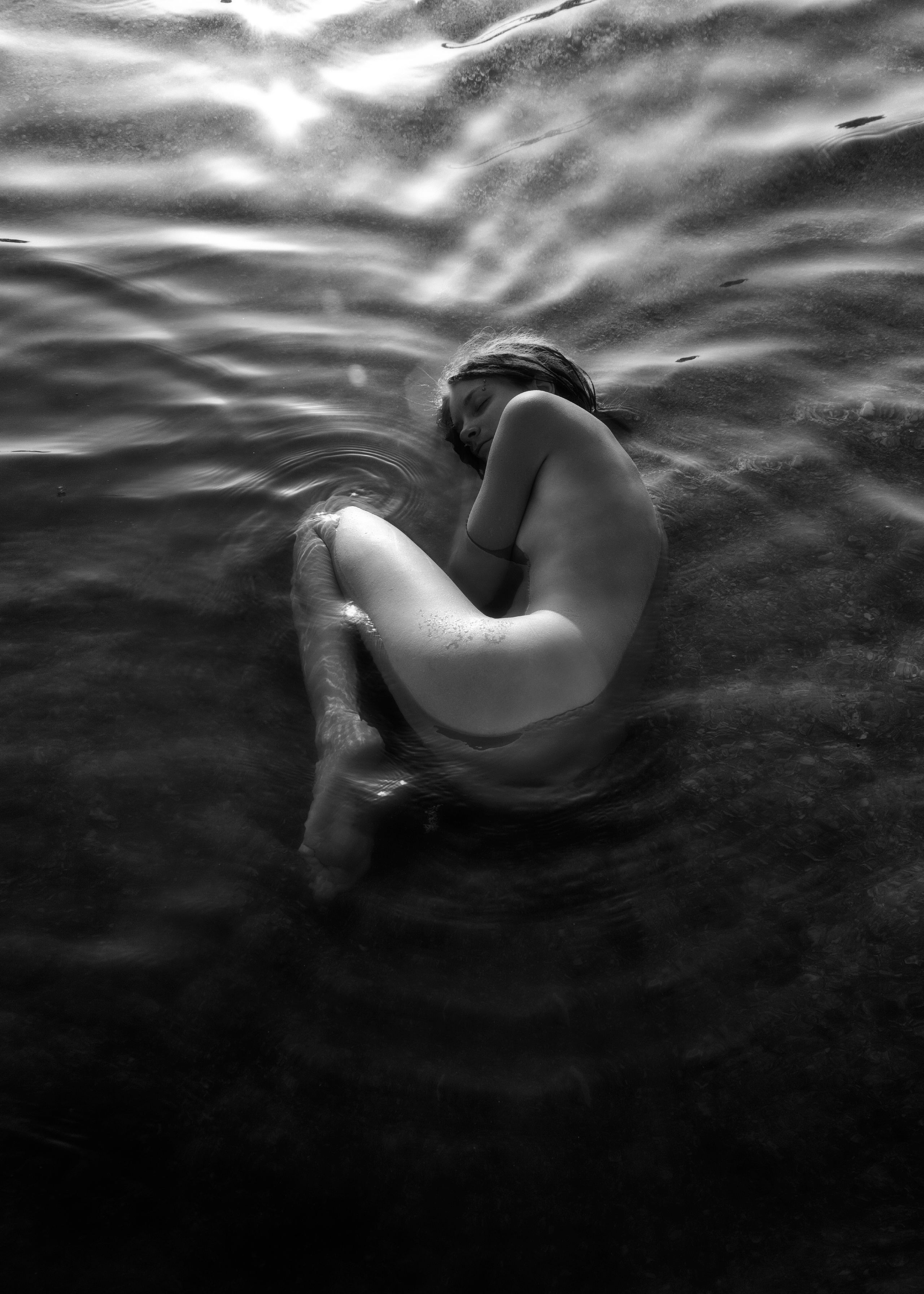 Ню фотосессия на природе голая девушка лежит в воде 