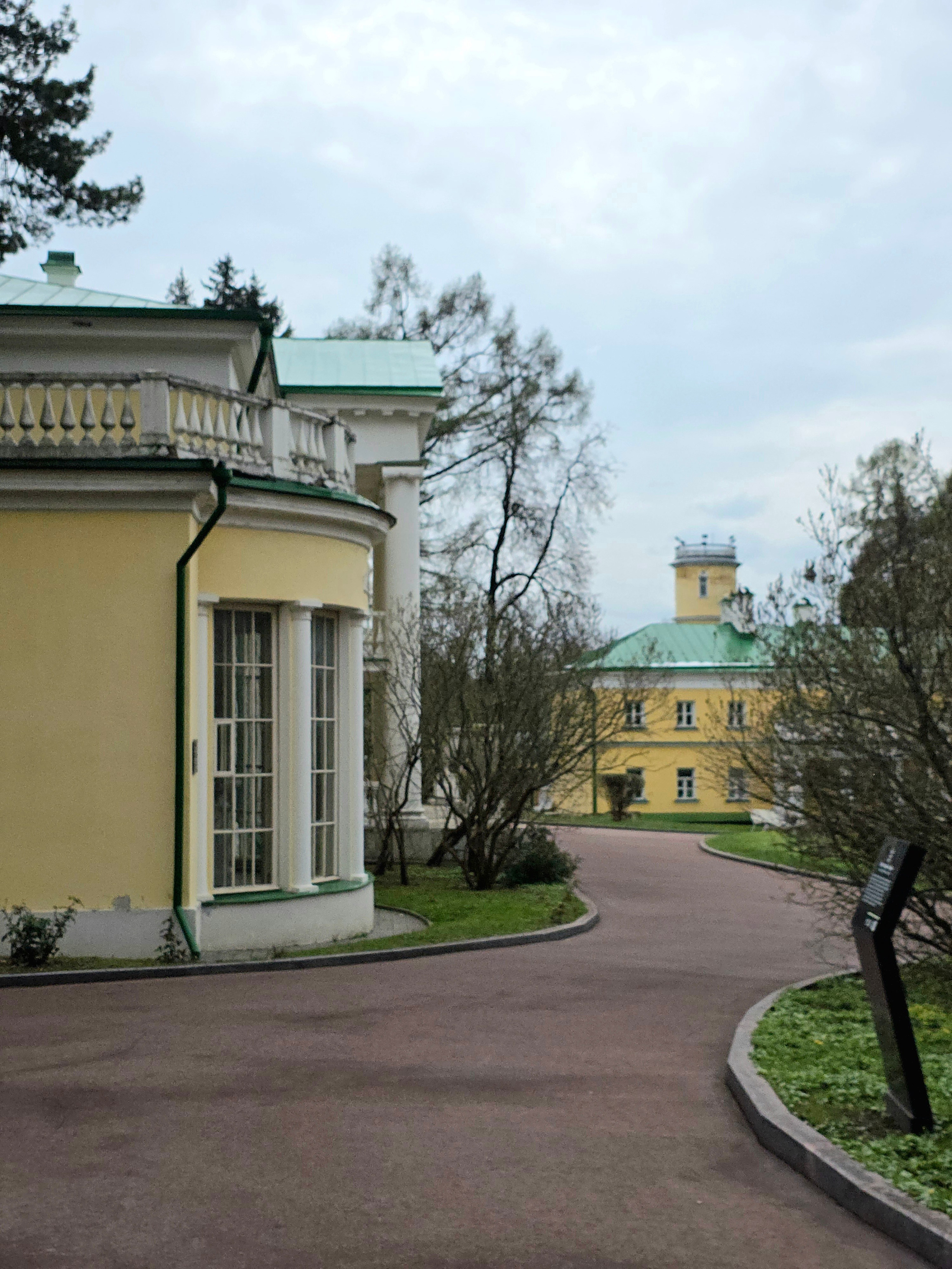 Огромный парк привел к усадьбе