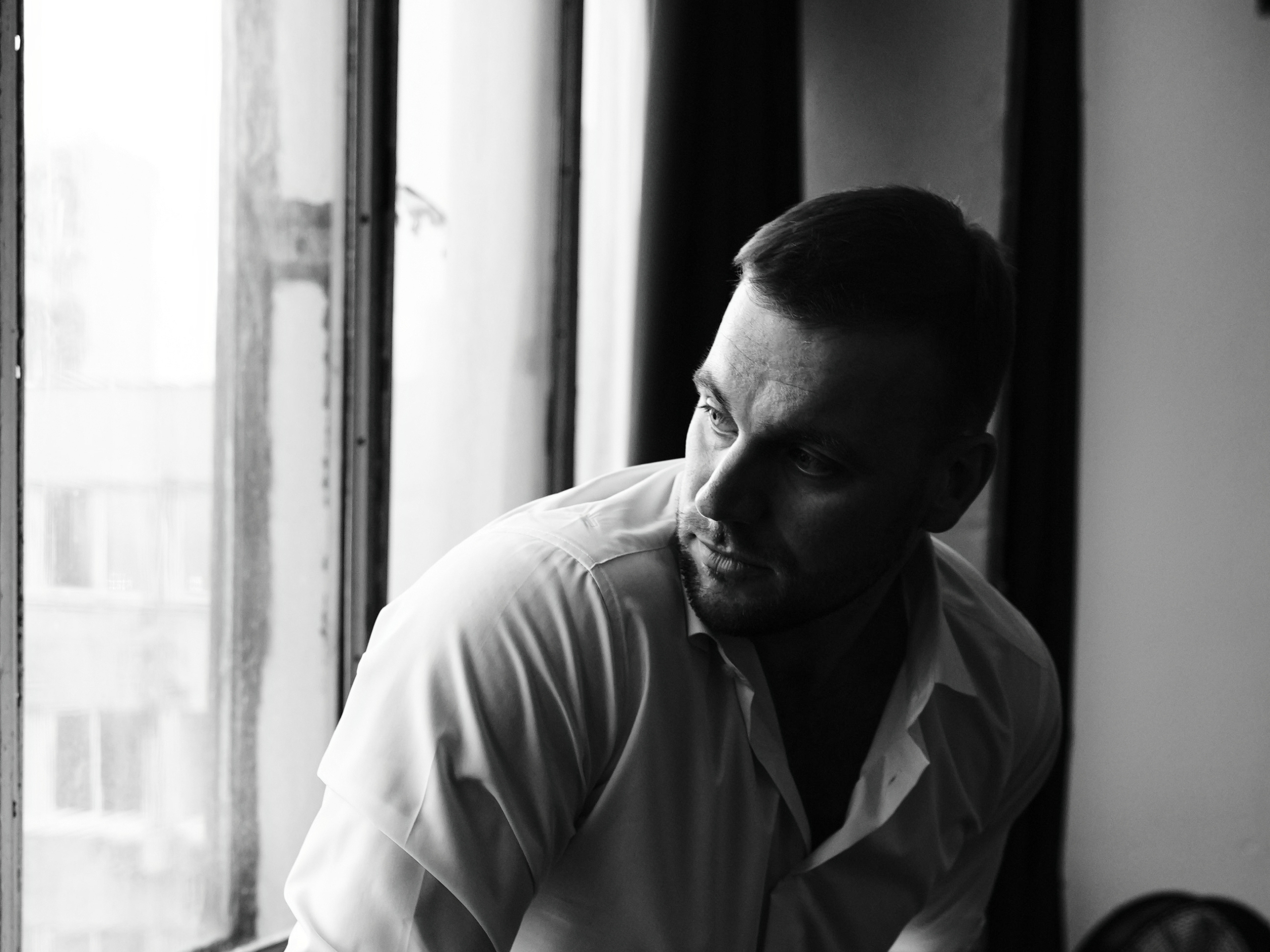 Мужской портрет без позирования: как проходит фотосессия, если вы не любите камеру