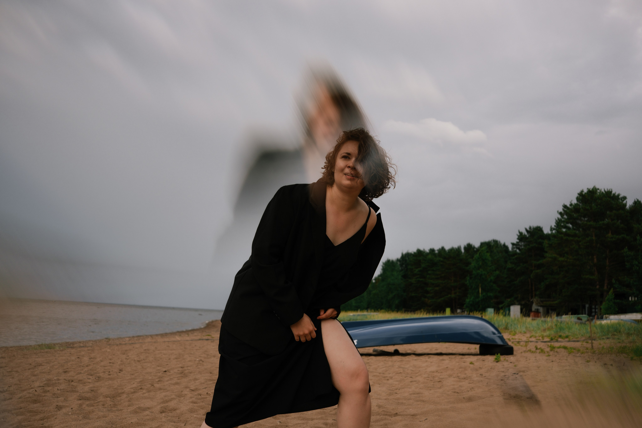 ПЛАТЬЕ, ДЕВОЧКА И ВОЛНЫ. Фотограф ОЛЯ КЛОЧКОВА